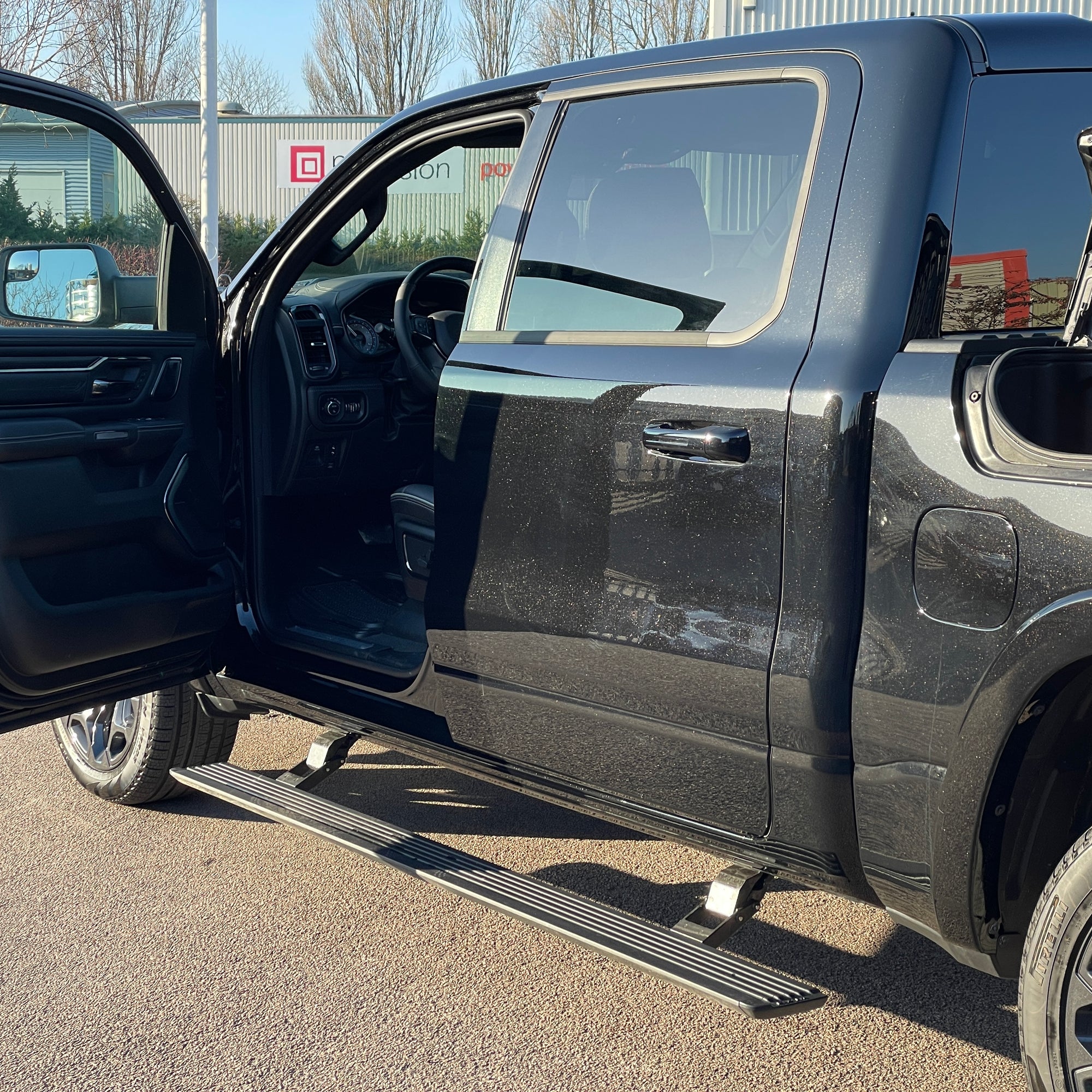 RAM 1500 LIMITED NIGHT EDITION CREW CAB - DIAMOND BLACK WITH BLACK