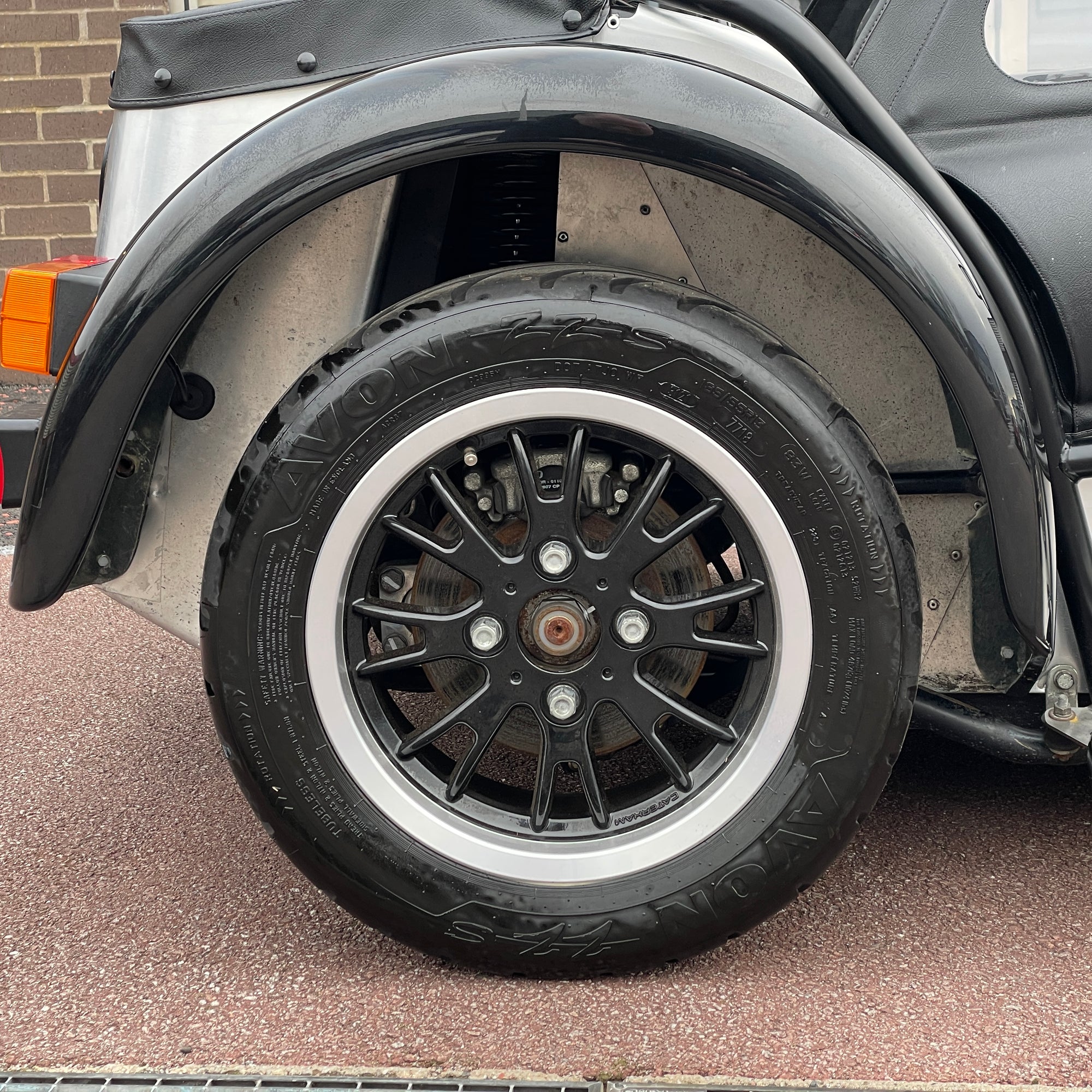 2021 CATERHAM ACADEMY / CURRENTLY IN ROADSPORT SPEC - BARE ALUMINIUM BODY WITH BLACK WINGS AND NOSECONE