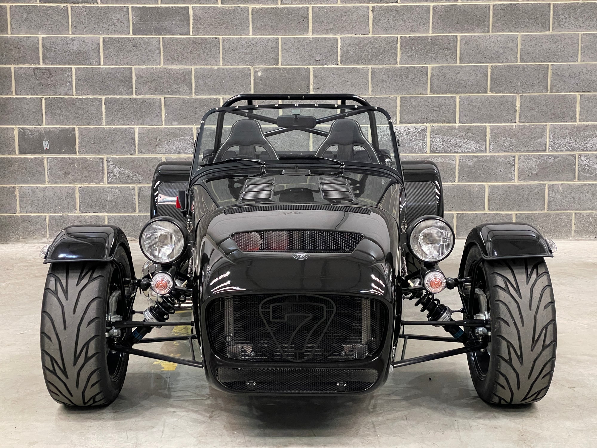 SOLD - CATERHAM SEVEN 420R LARGE CHASSIS - GRAVITY BLACK WITH BLACK