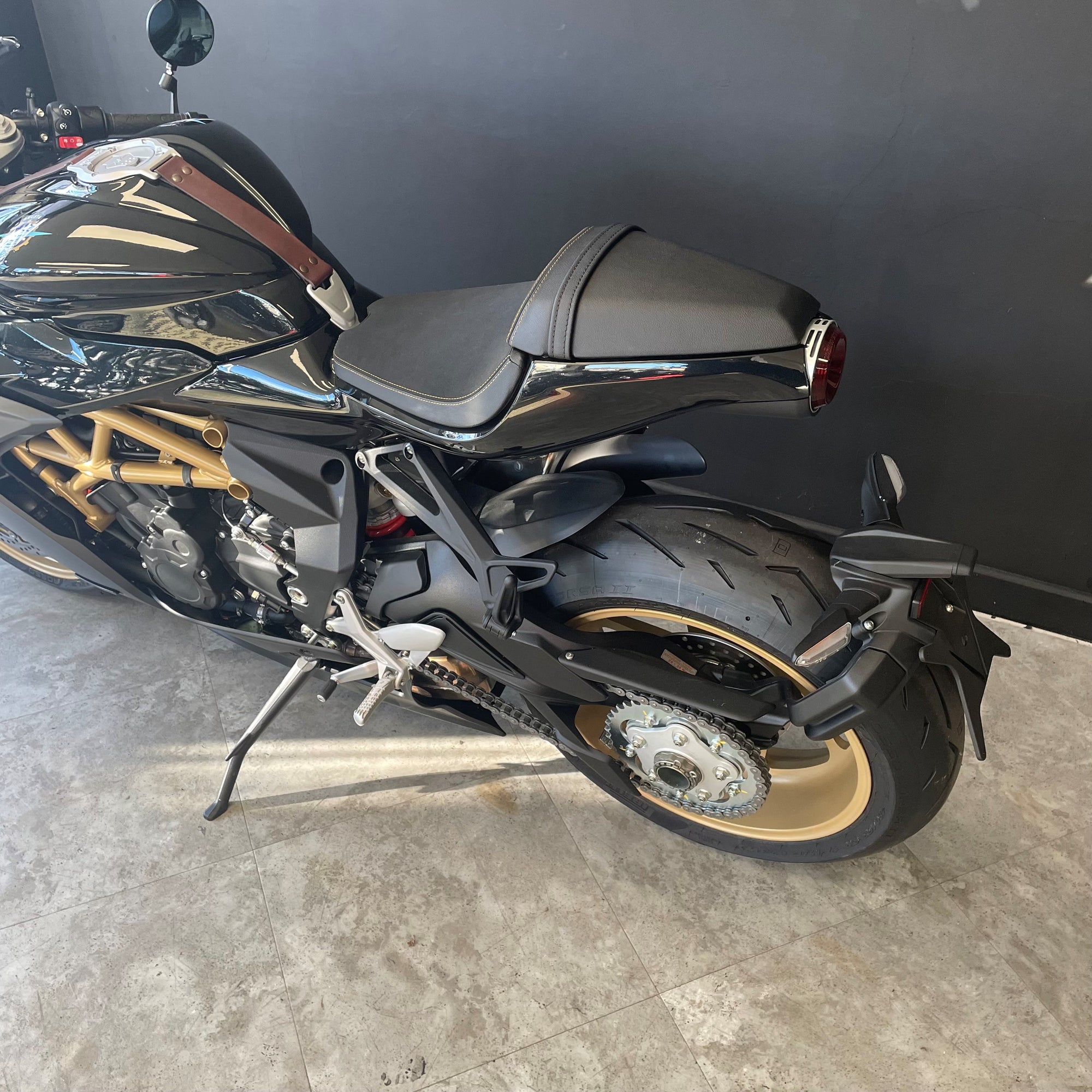 MV Agusta - Superveloce - Nero/Grigio Black/Grey - PreLoved