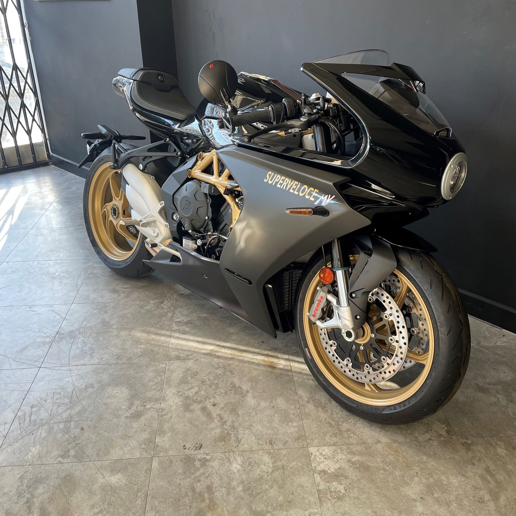 MV Agusta - Superveloce - Nero/Grigio Black/Grey - PreLoved