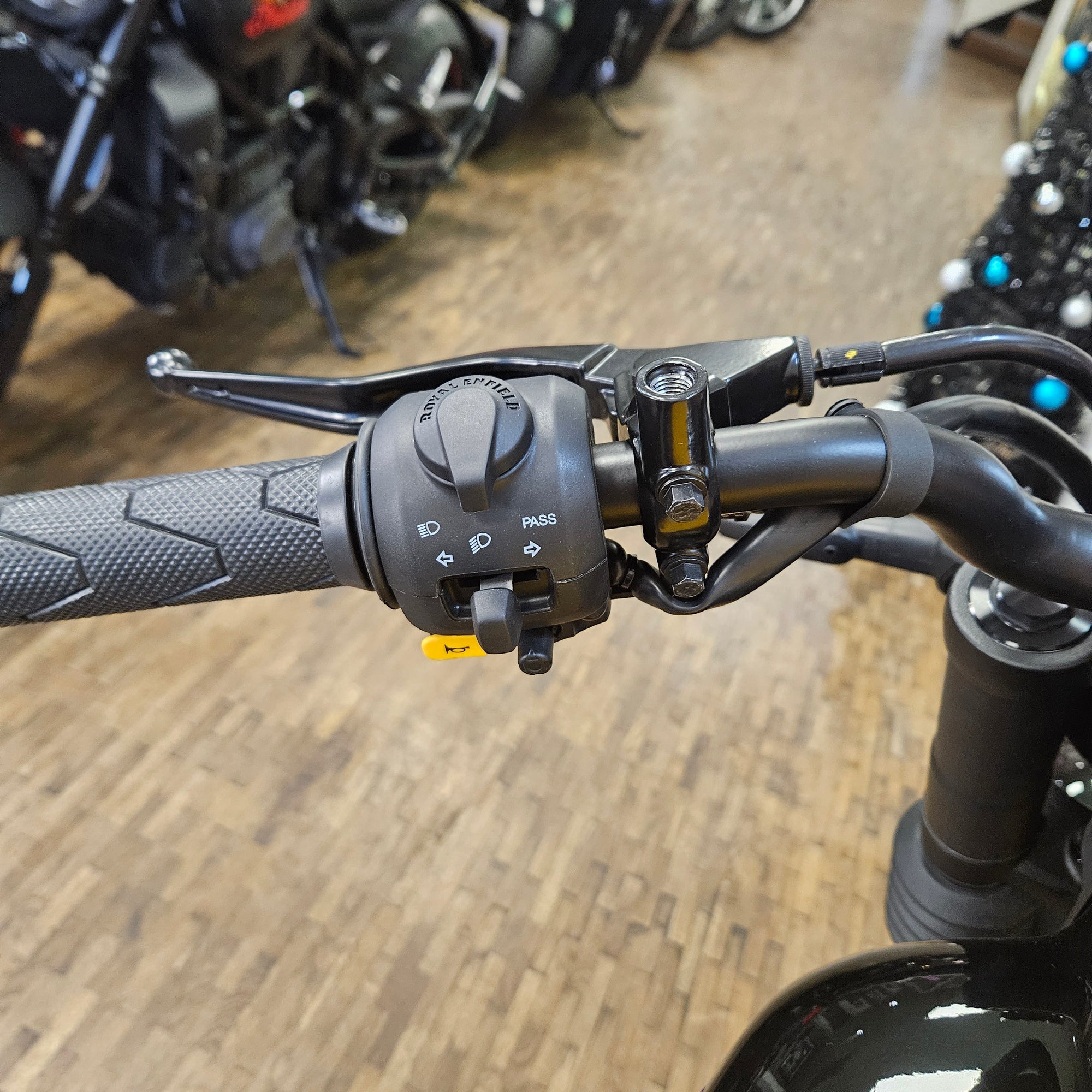 ROYAL ENFIELD GUERILLA 450 - Yellow Ribbon