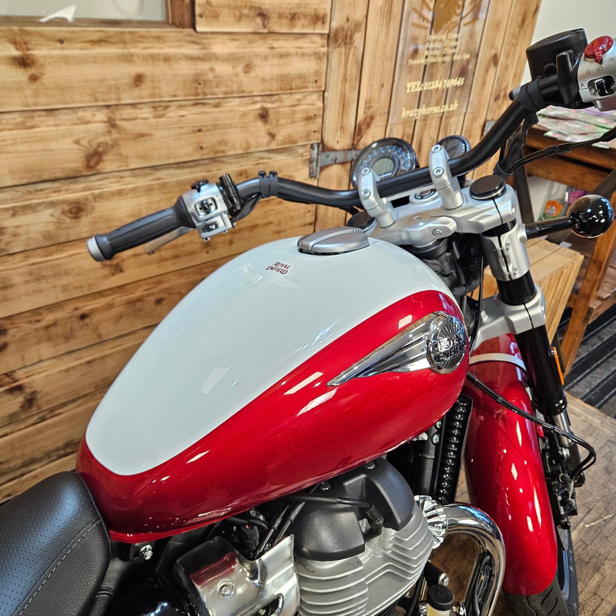 ROYAL ENFIELD SUPER METEOR 650 - Celestial Red