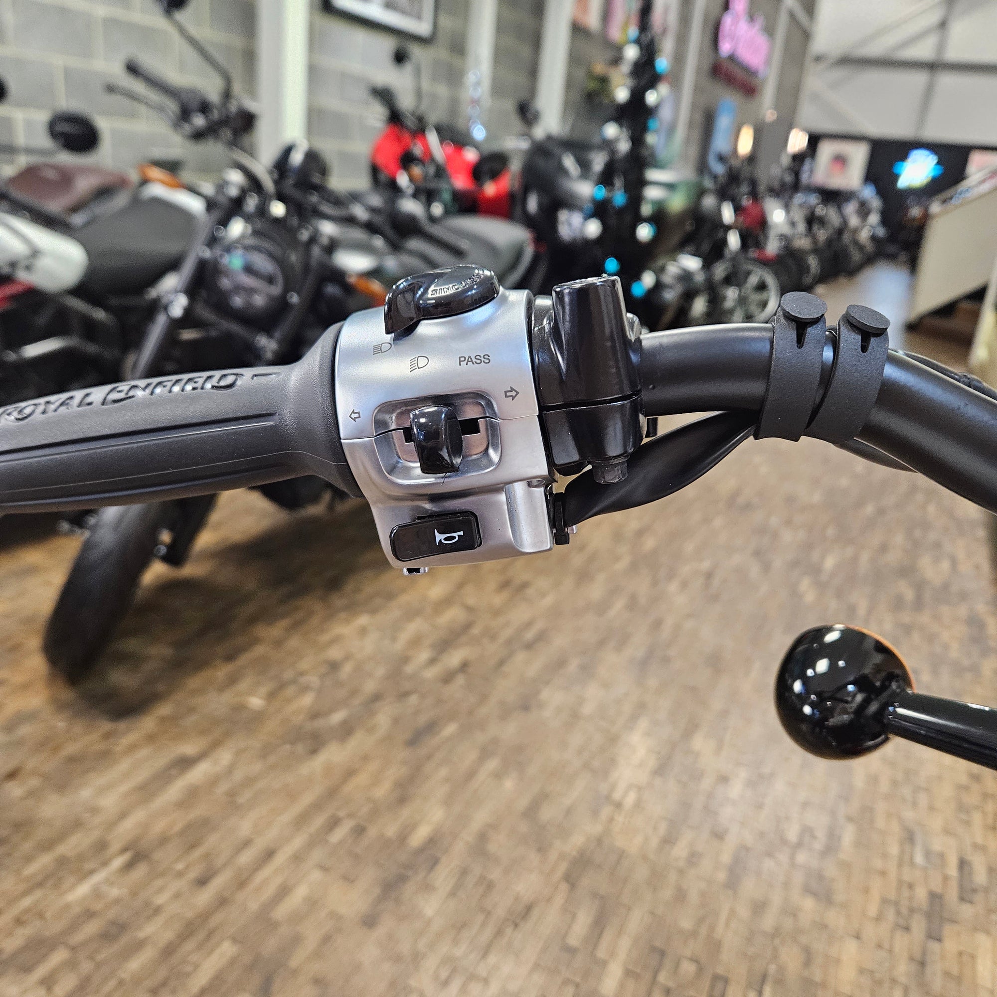 xROYAL ENFIELD SUPER METEOR 650 - Celestial Red