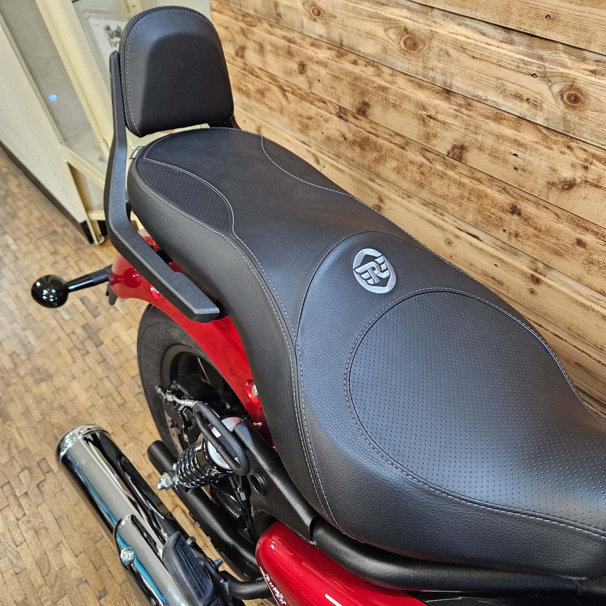 ROYAL ENFIELD SUPER METEOR 650 - Celestial Red