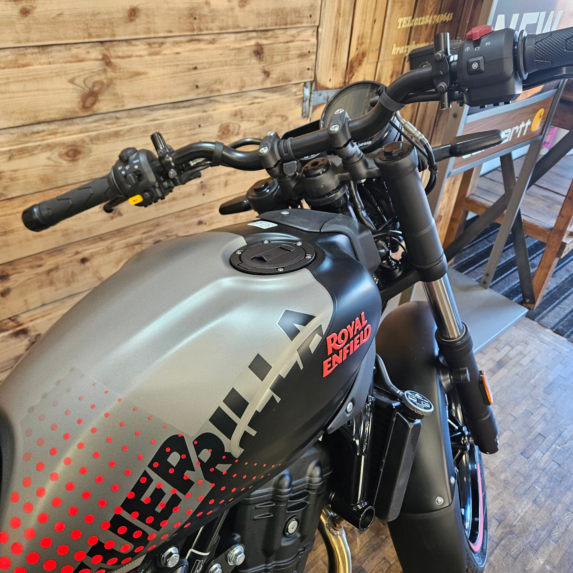 ROYAL ENFIELD GUERILLA 450 - Apex Black