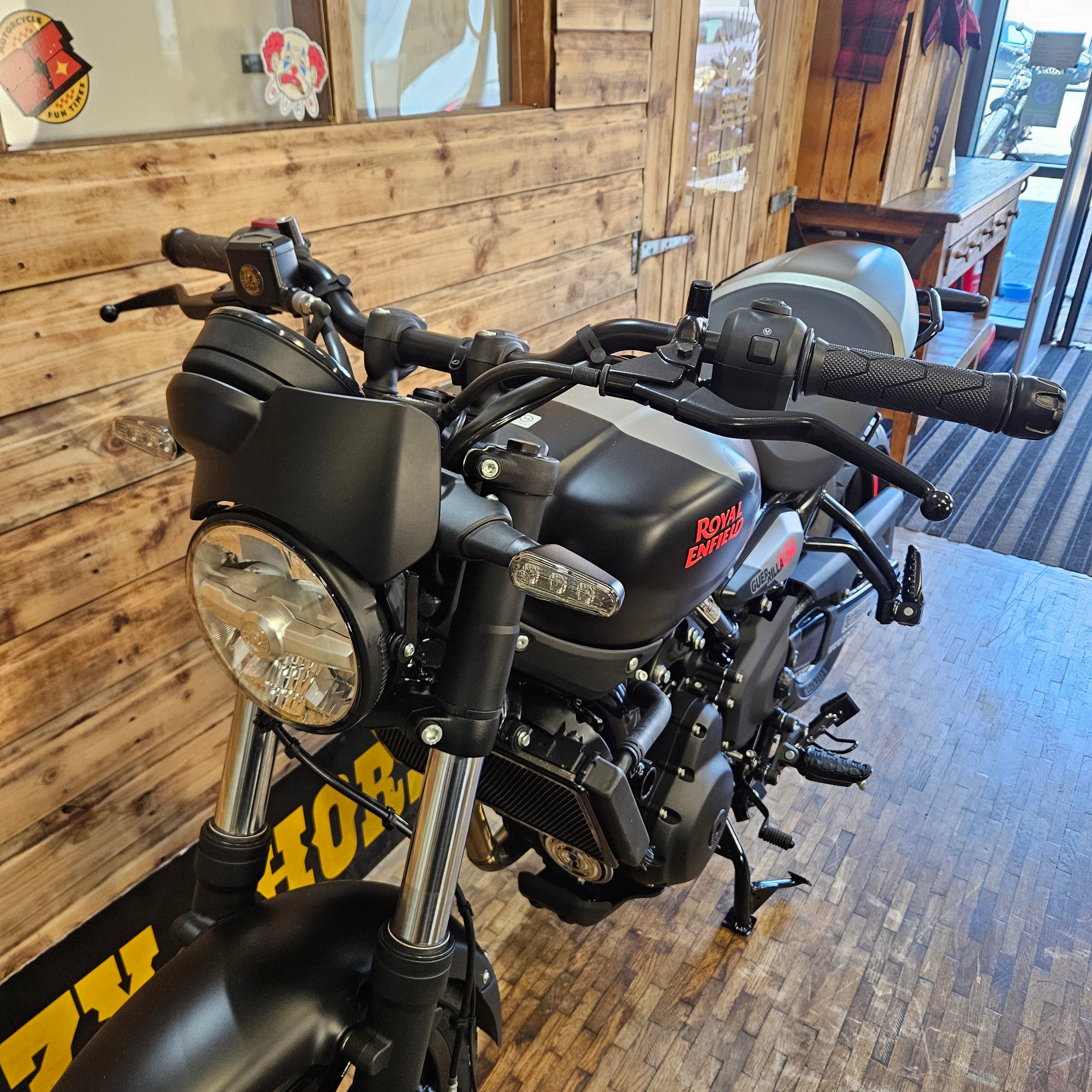 ROYAL ENFIELD GUERILLA 450 - Apex Black