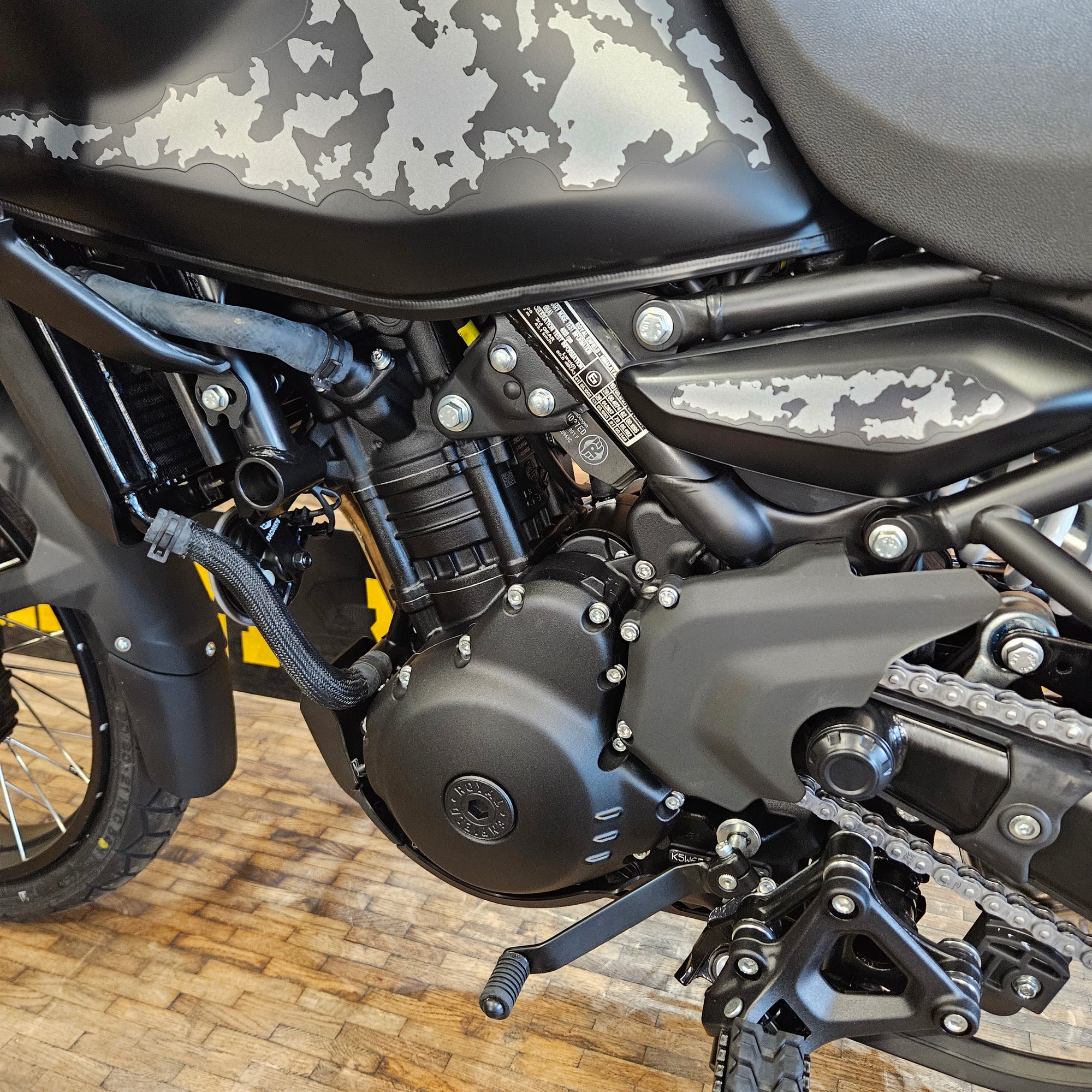 ROYAL ENFIELD HIMALAYAN 450 - Mana Black