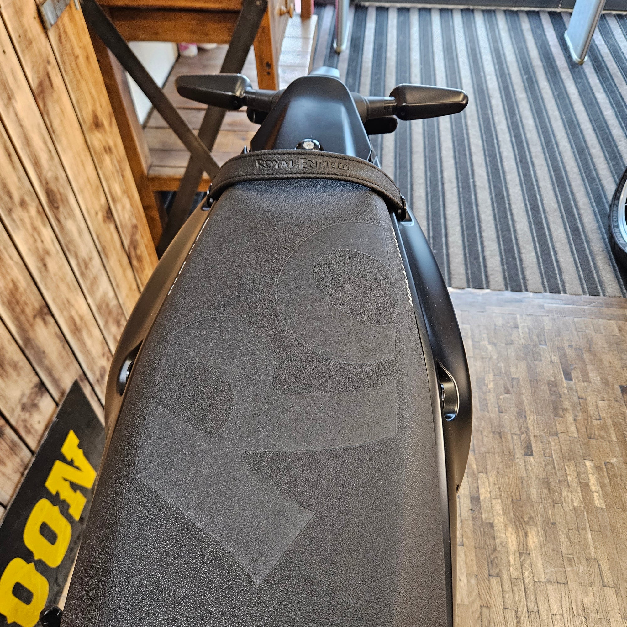 ROYAL ENFIELD HIMALAYAN 450 - Mana Black