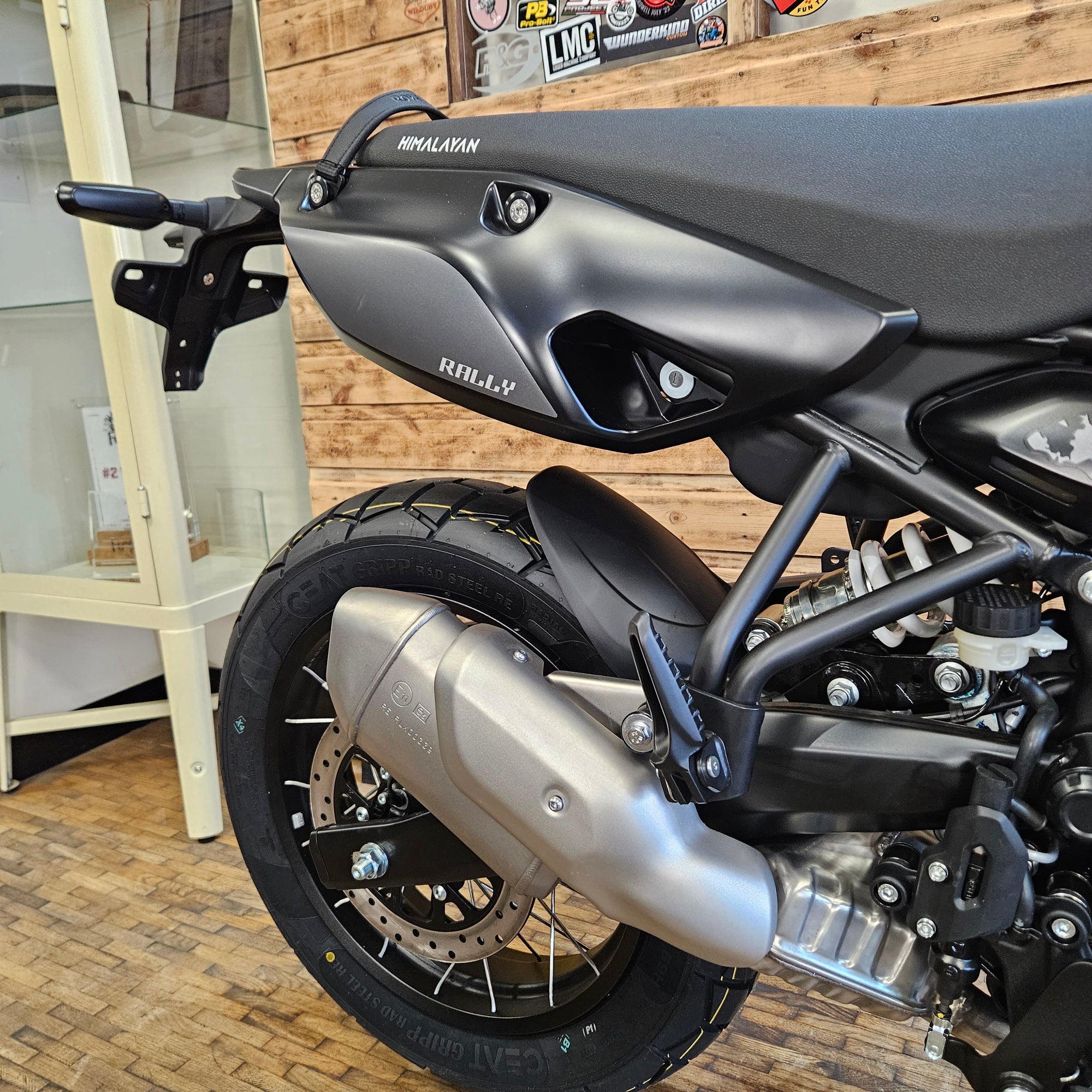 ROYAL ENFIELD HIMALAYAN 450 - Mana Black