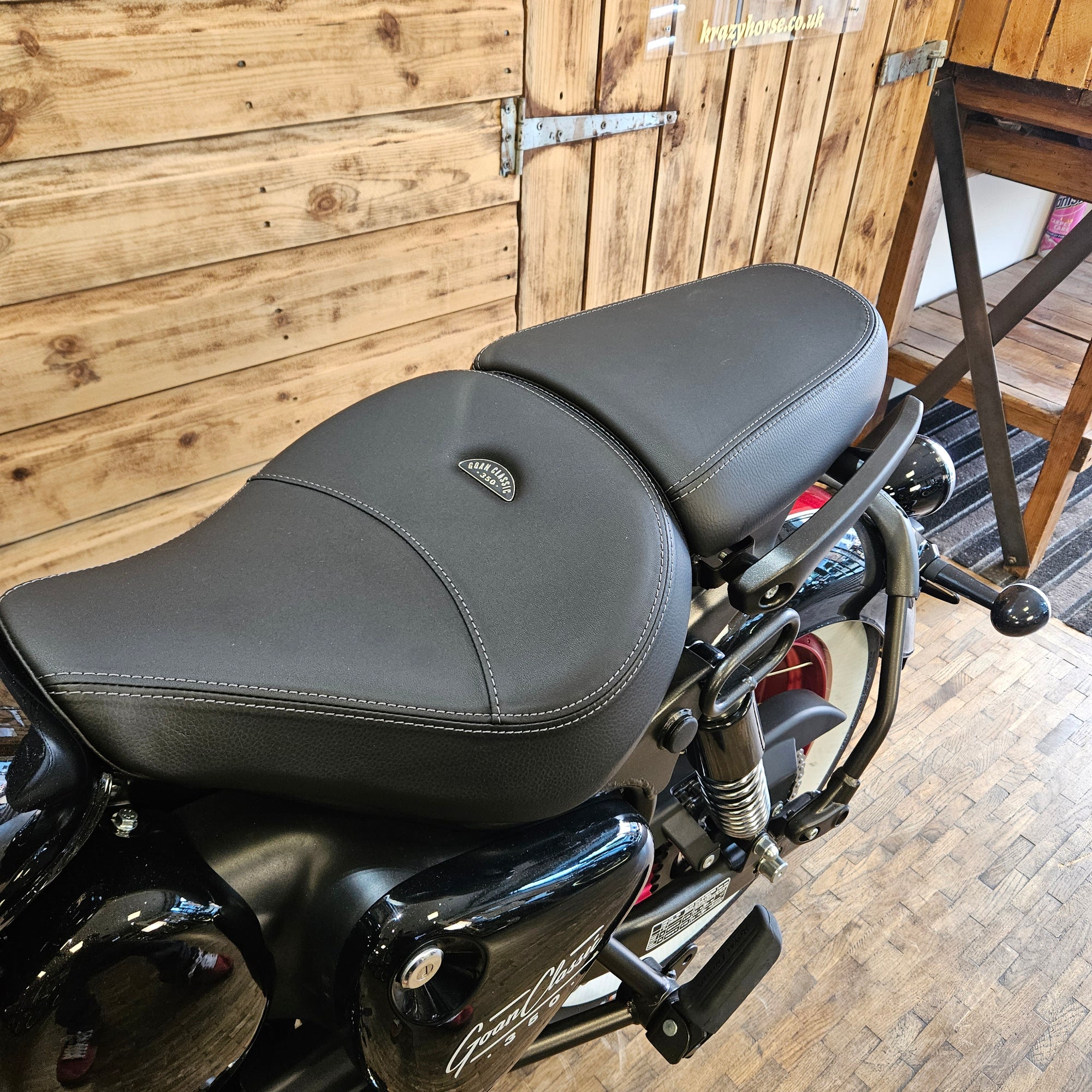 Royal Enfield Goan 350 - Rave Red
