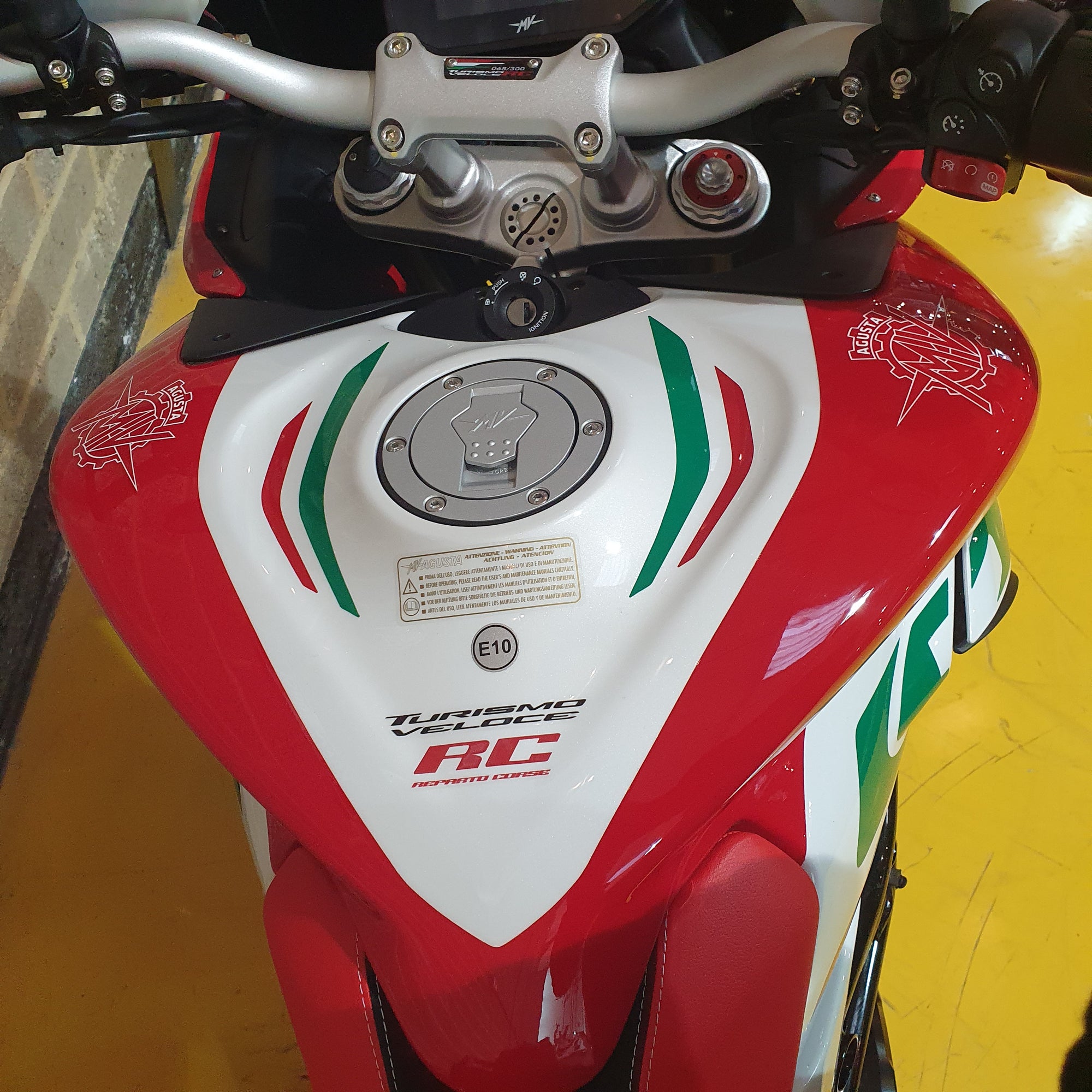 MV AGUSTA TURISMO VELOCE RC SCS - RC PEARL WHITE/ AGO RED/EMERALD GREEN