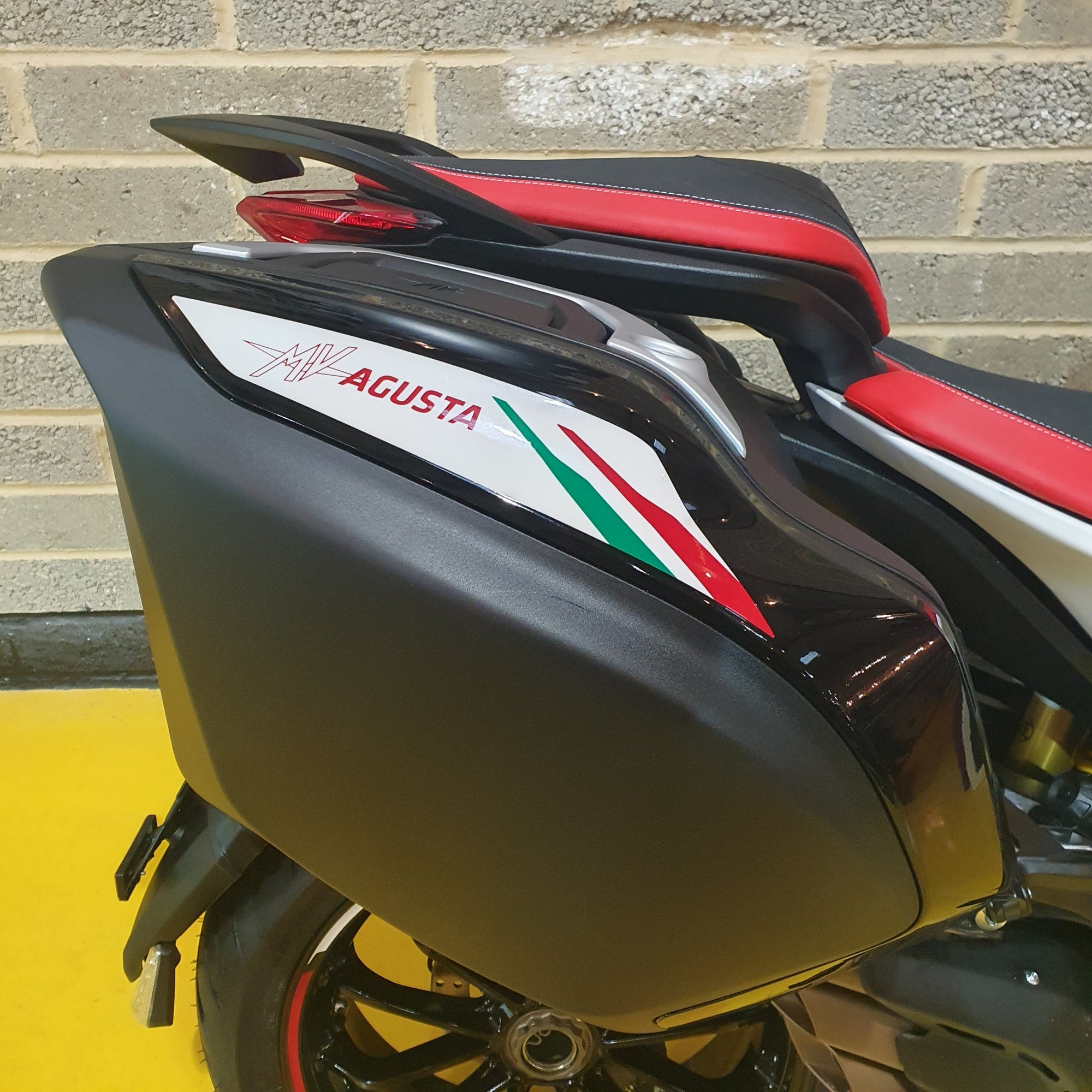 MV AGUSTA TURISMO VELOCE RC SCS - RC PEARL WHITE/ AGO RED/EMERALD GREEN