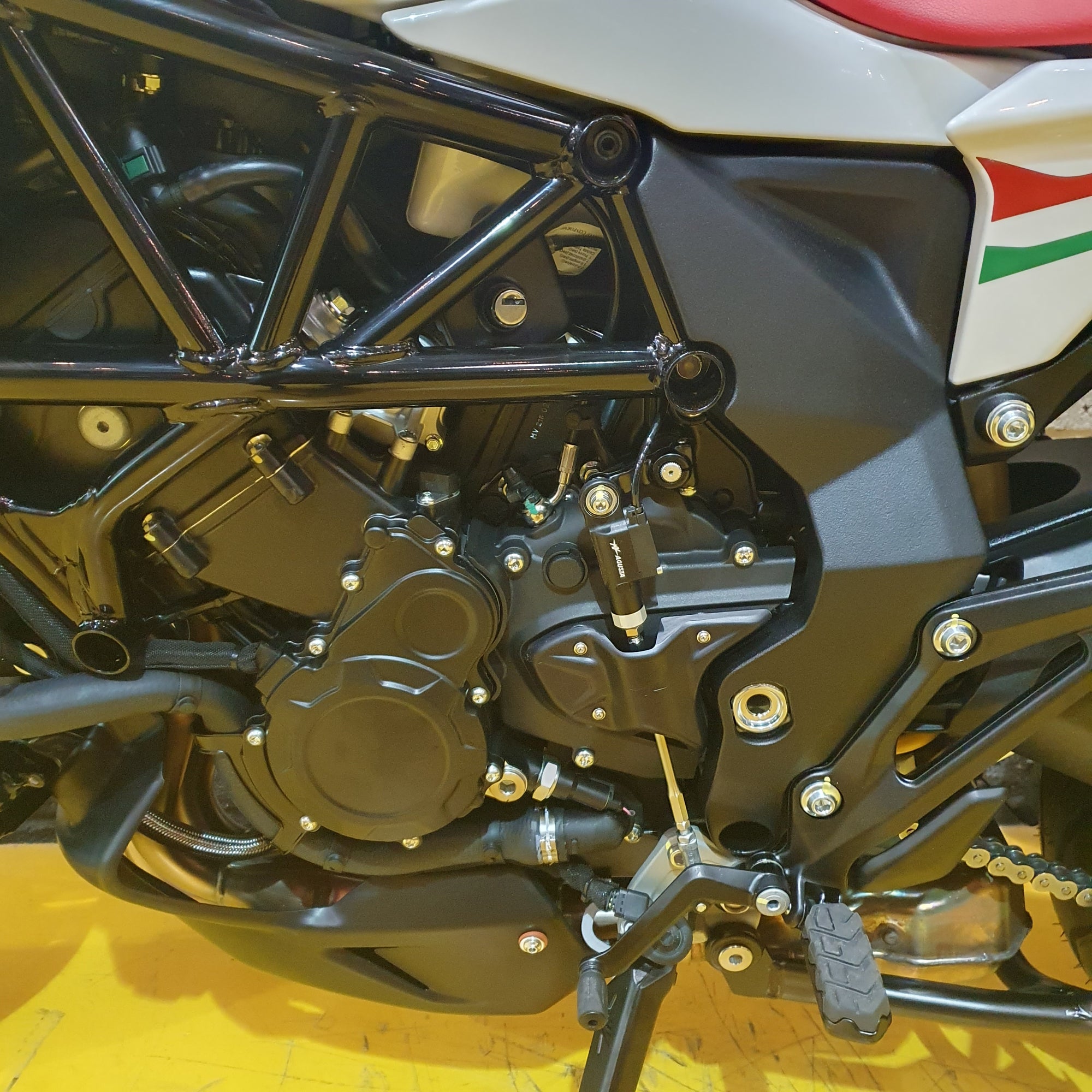 MV AGUSTA TURISMO VELOCE RC SCS - RC PEARL WHITE/ AGO RED/EMERALD GREEN