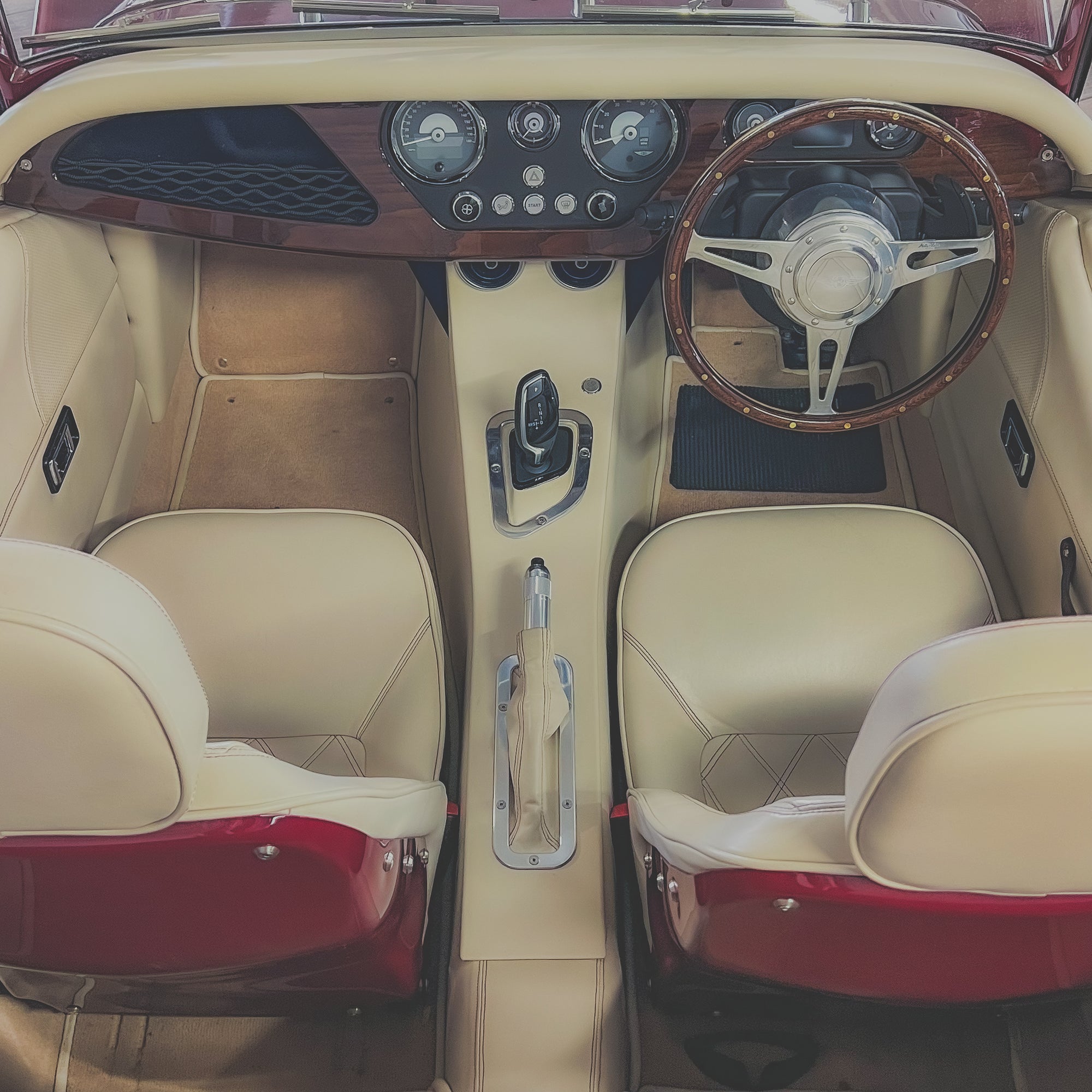 Morgan Plus Four - Delage Rouge