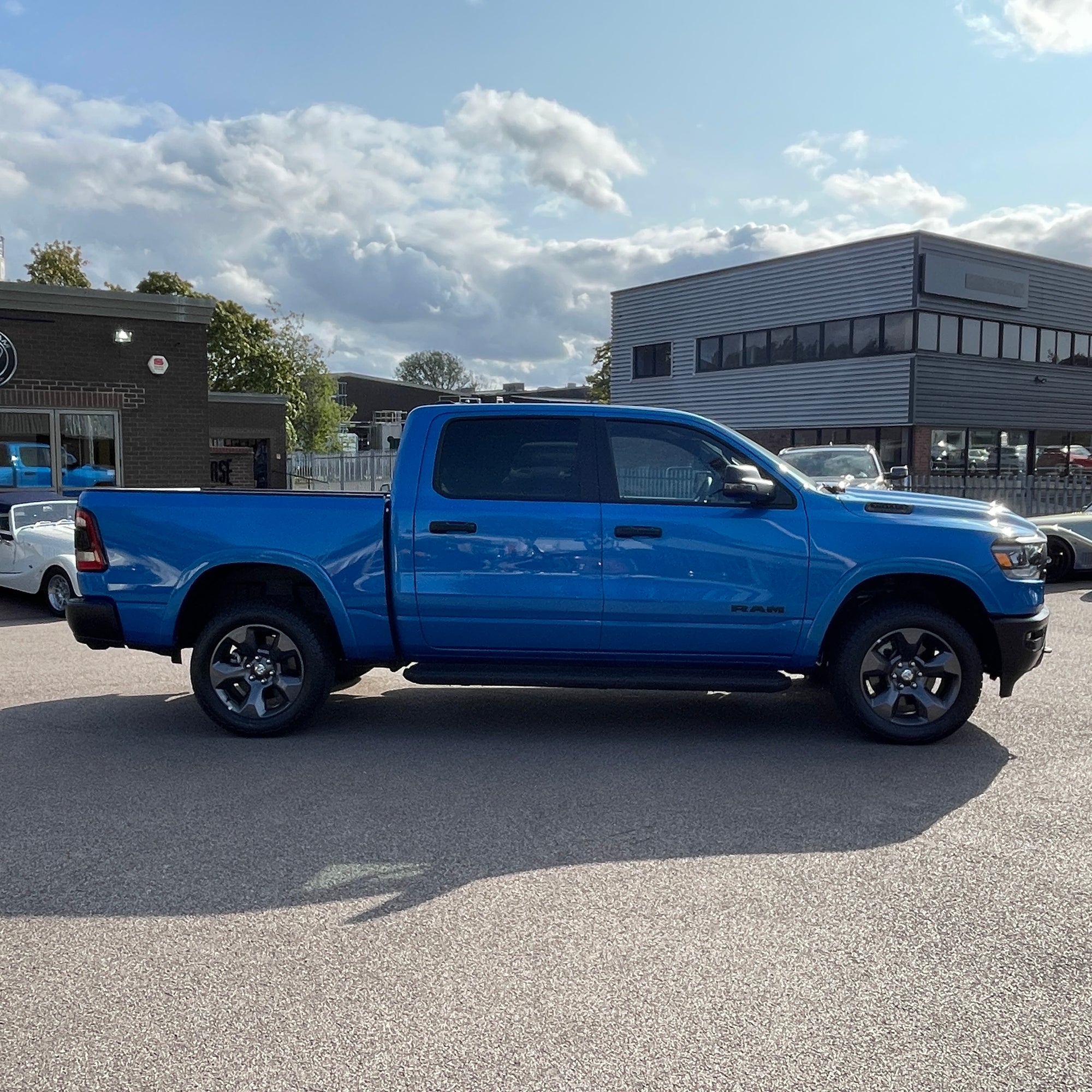 2023 RAM 1500 BIGHORN BUILT-TO-SERVE CREW CAB - HYDRO BLUE WITH BLACK