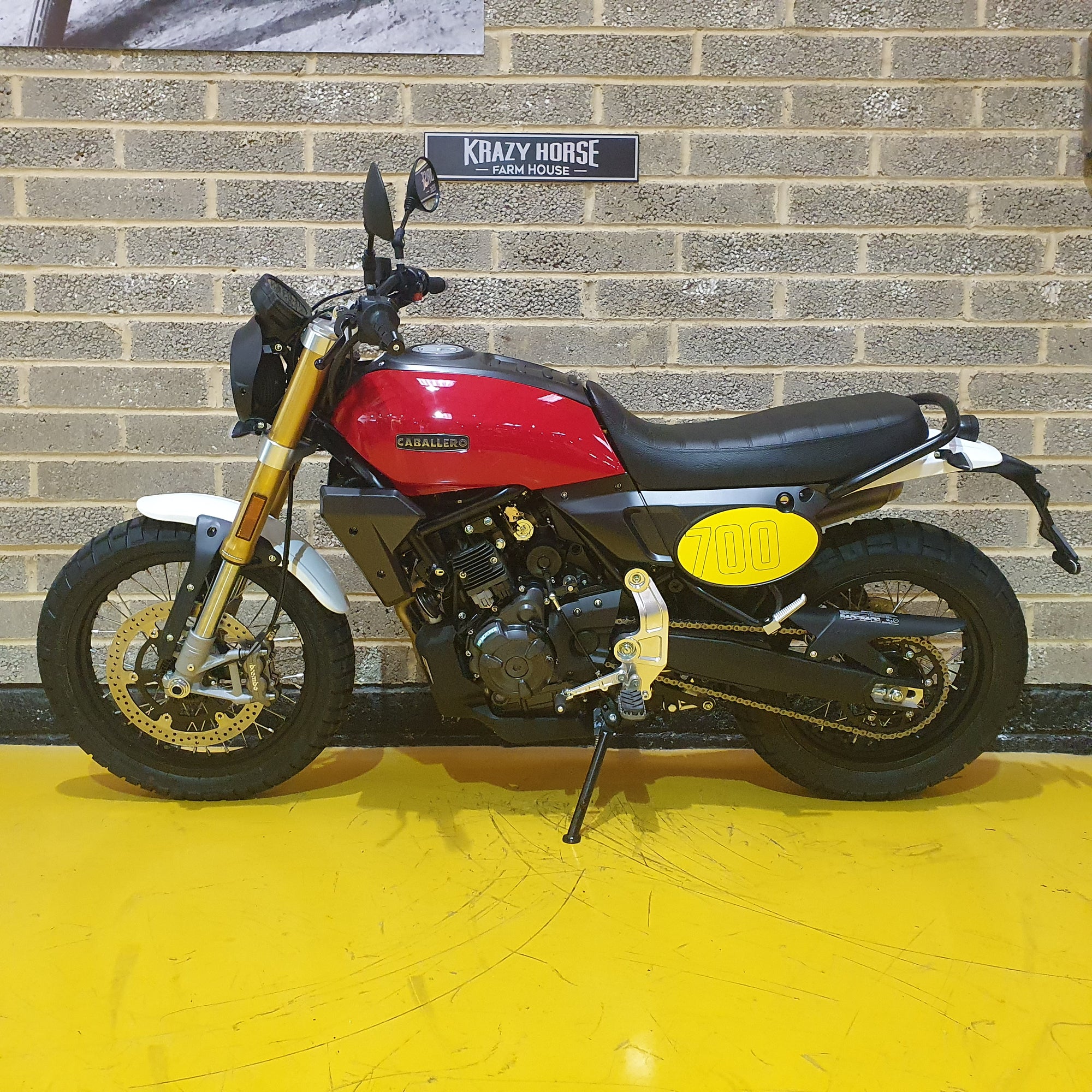 Fantic Caballero 700 - Pure Red