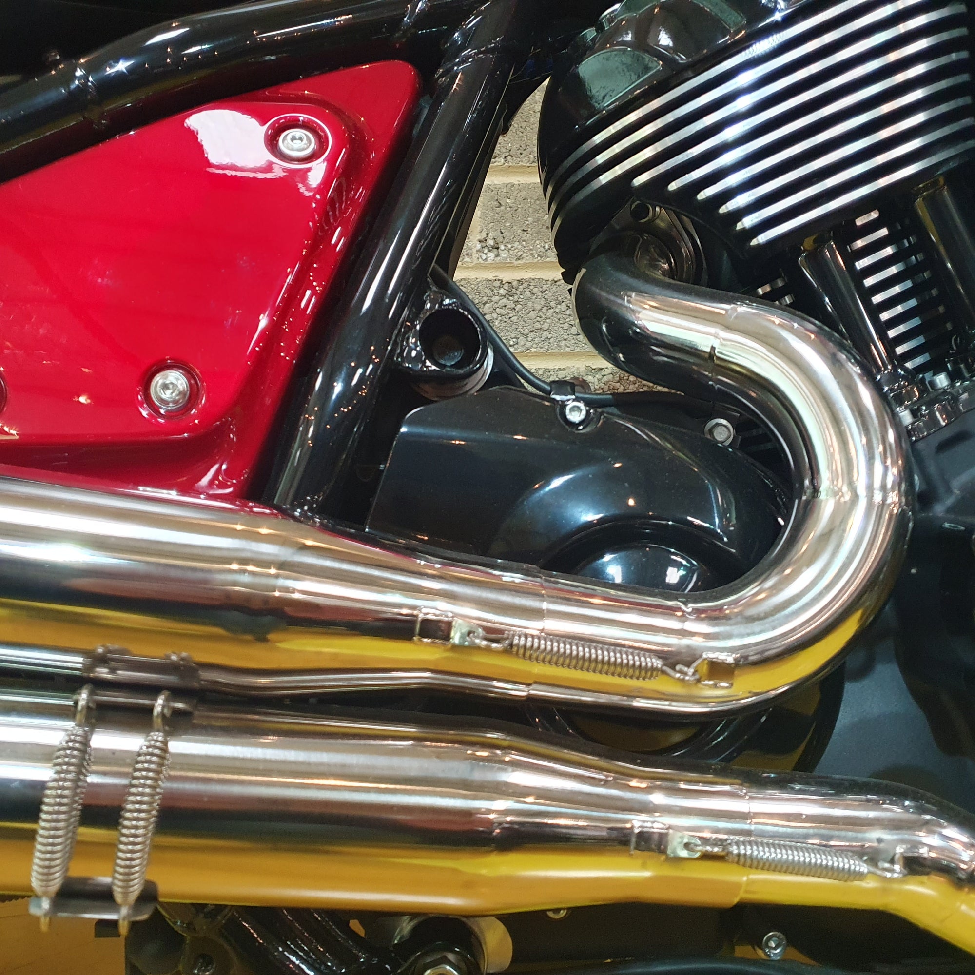 Indian Chief Bobber Dark Horse exhaust