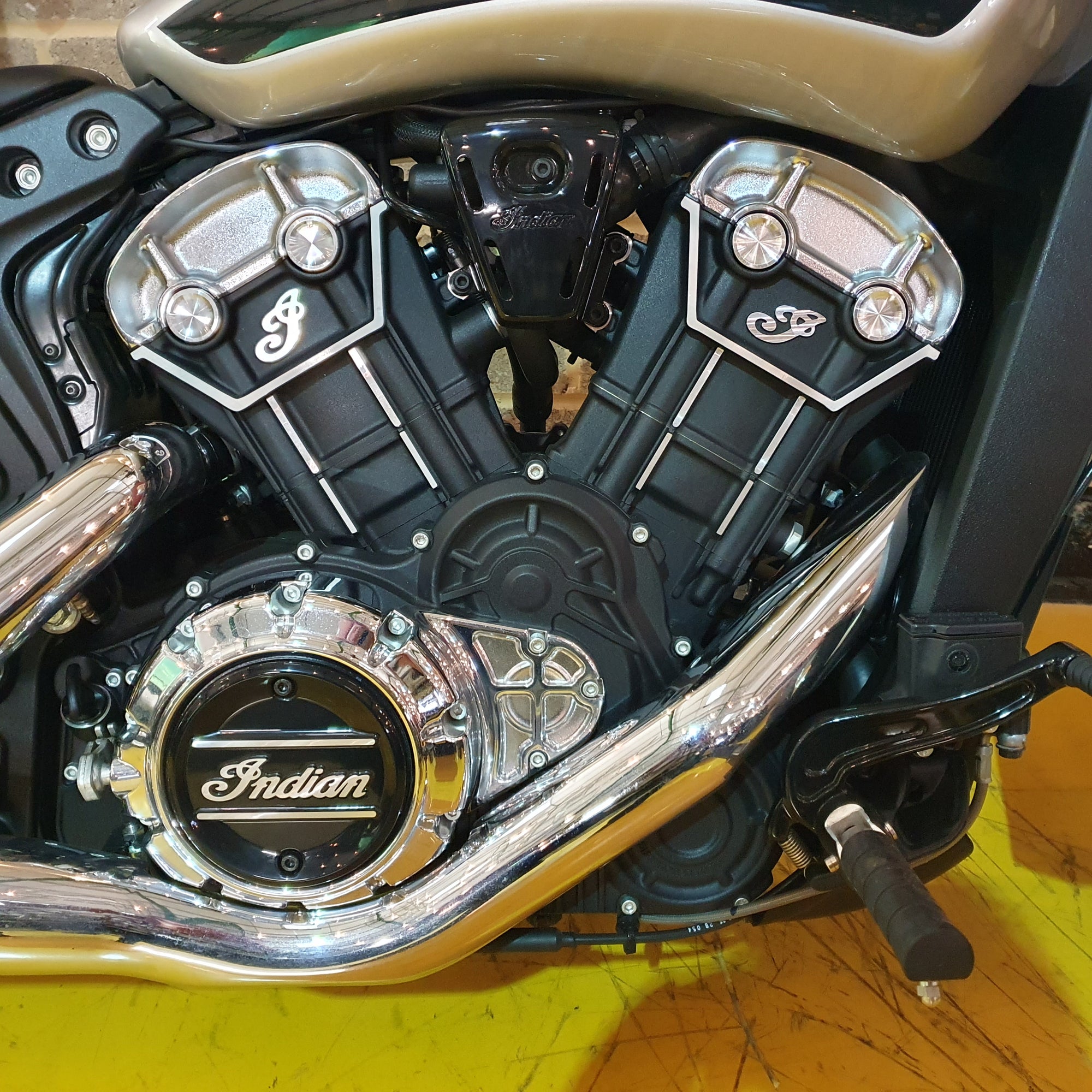 2023 Indian Scout Icon - Silver Quartz Metallic & Black Metallic