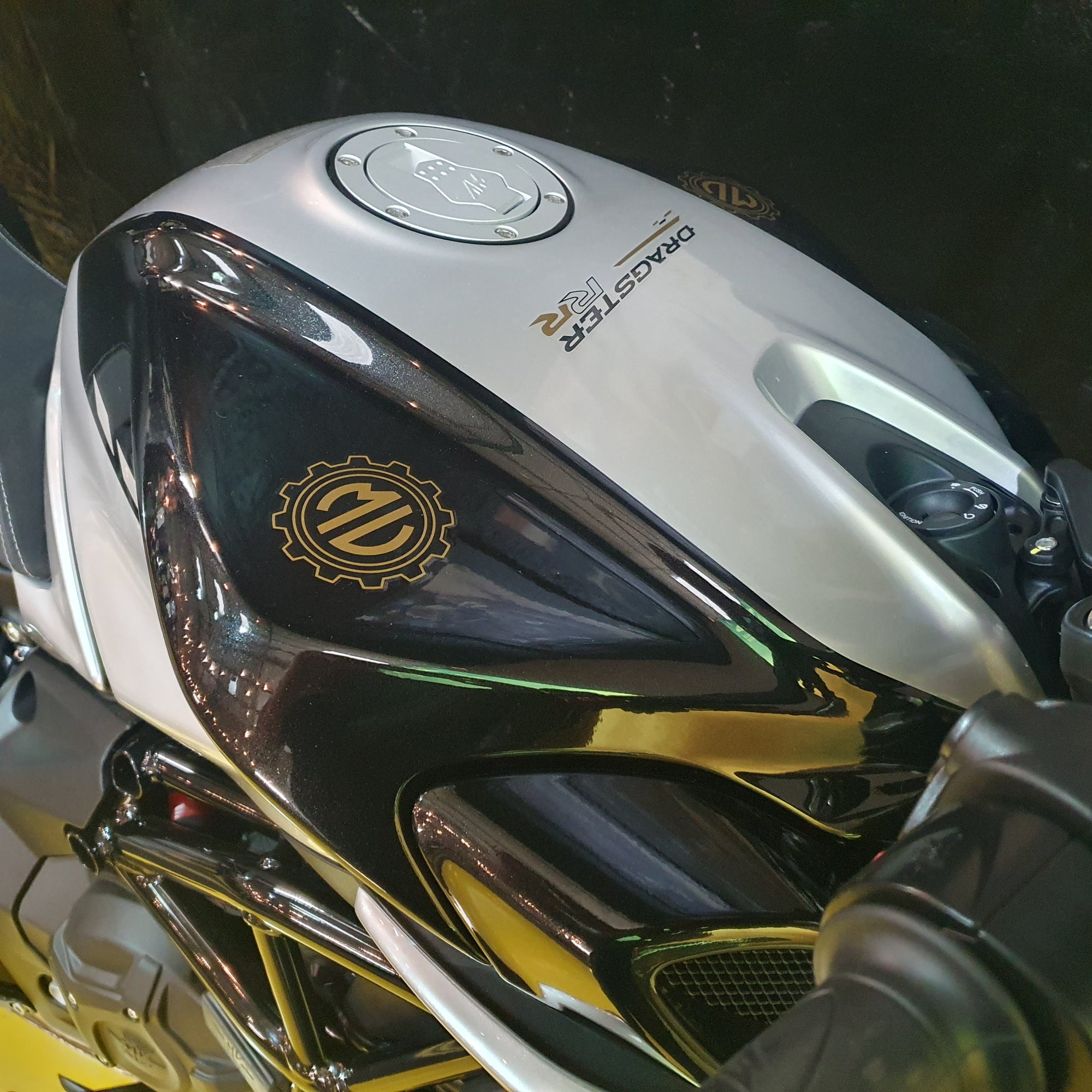 Dragster 800 RR - Carbon Black Ago Silver