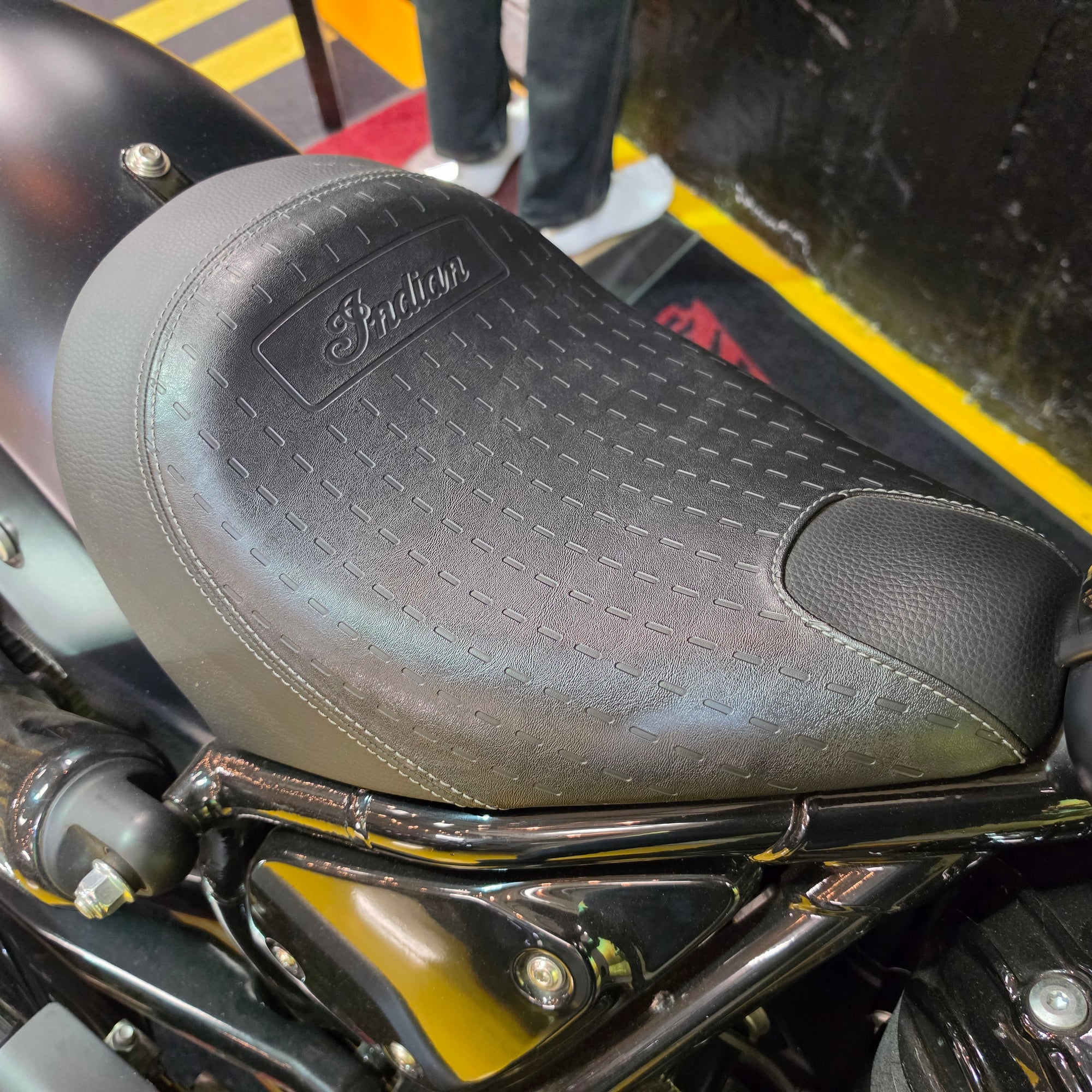 Chief Bobber Dark Horse - Black Smoke - Preloved
