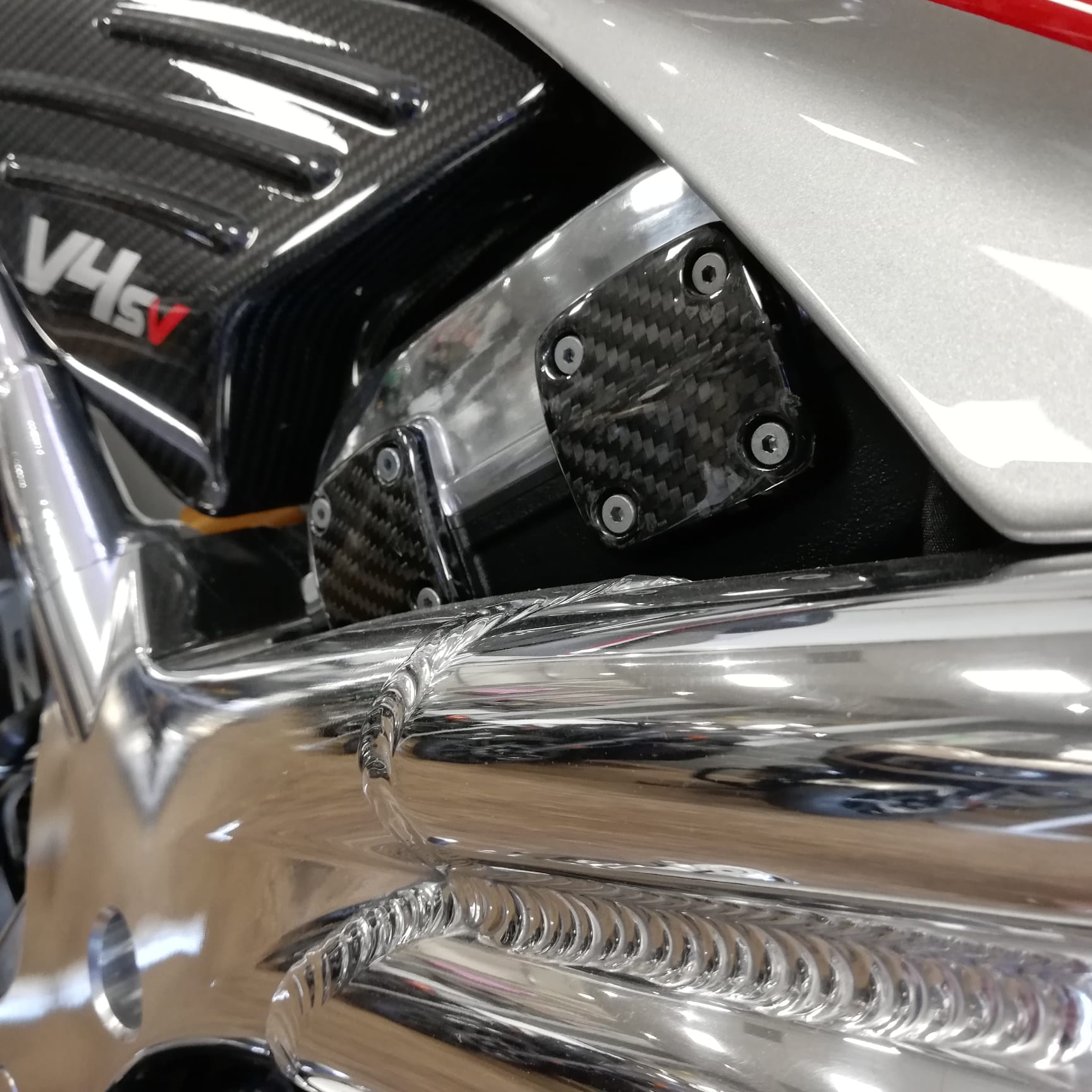 NORTON V4 SV - MANX SILVER