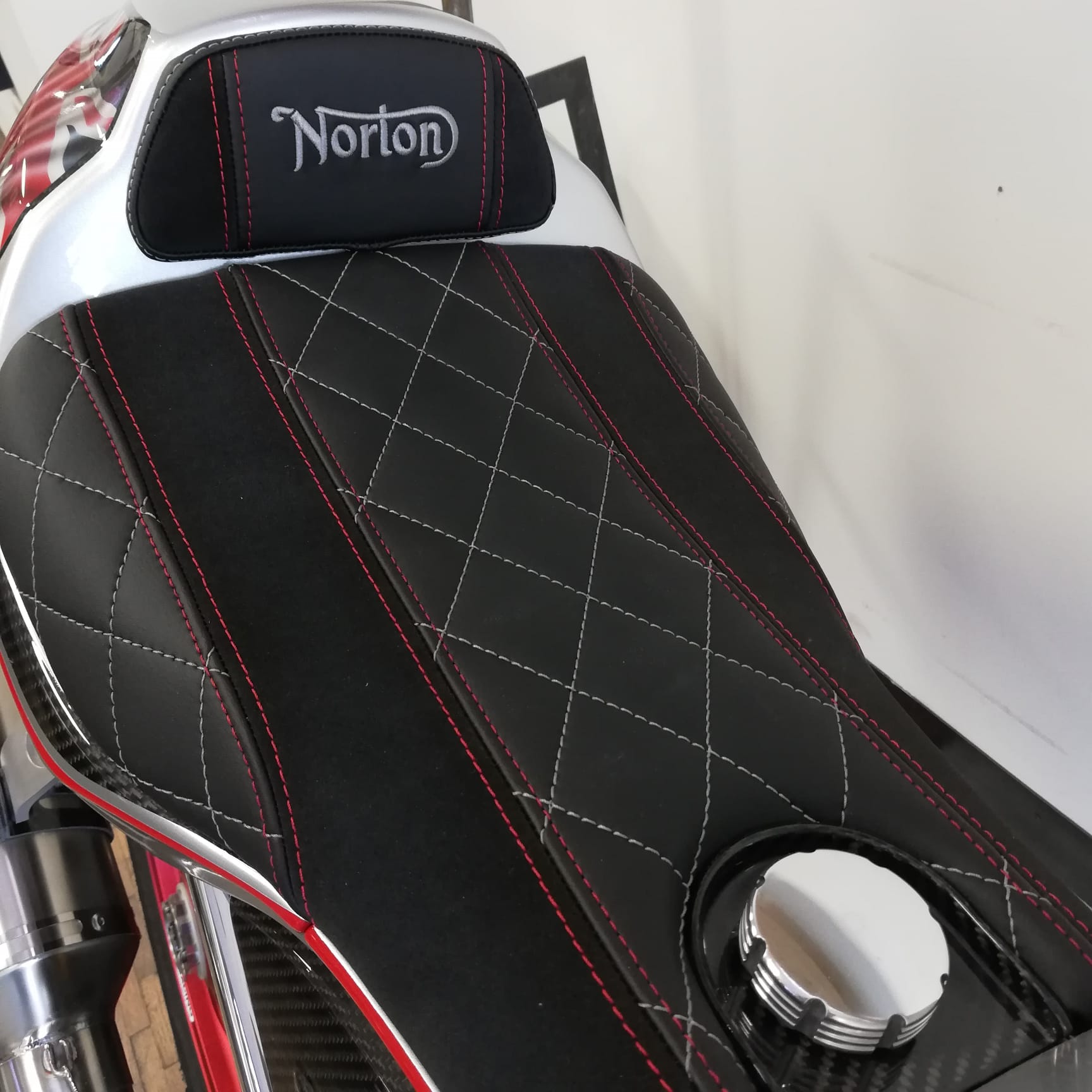 NORTON V4 SV - MANX SILVER