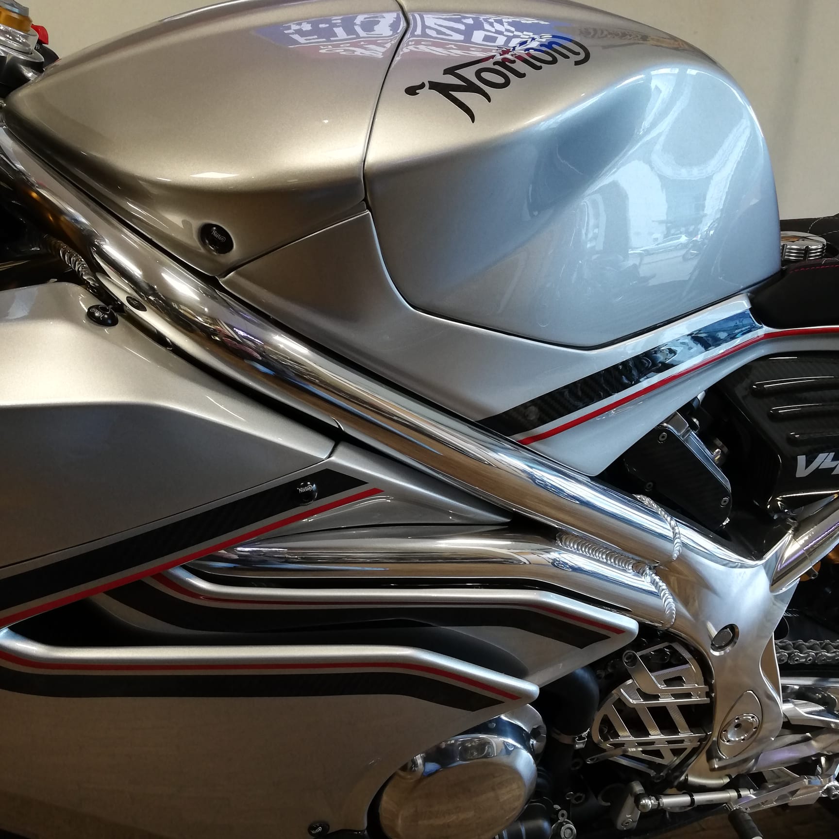 NORTON V4 SV - MANX SILVER