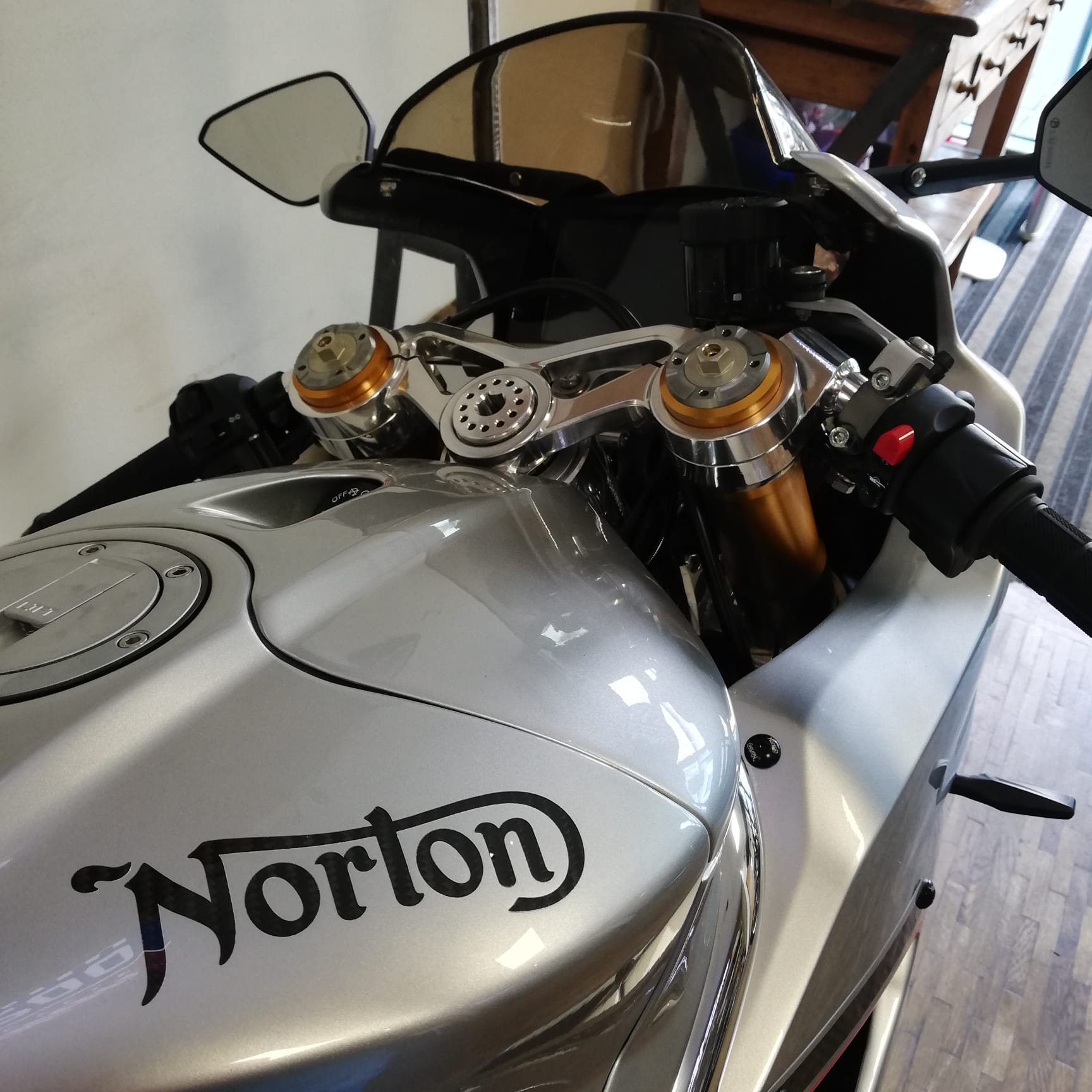 NORTON V4 SV - MANX SILVER