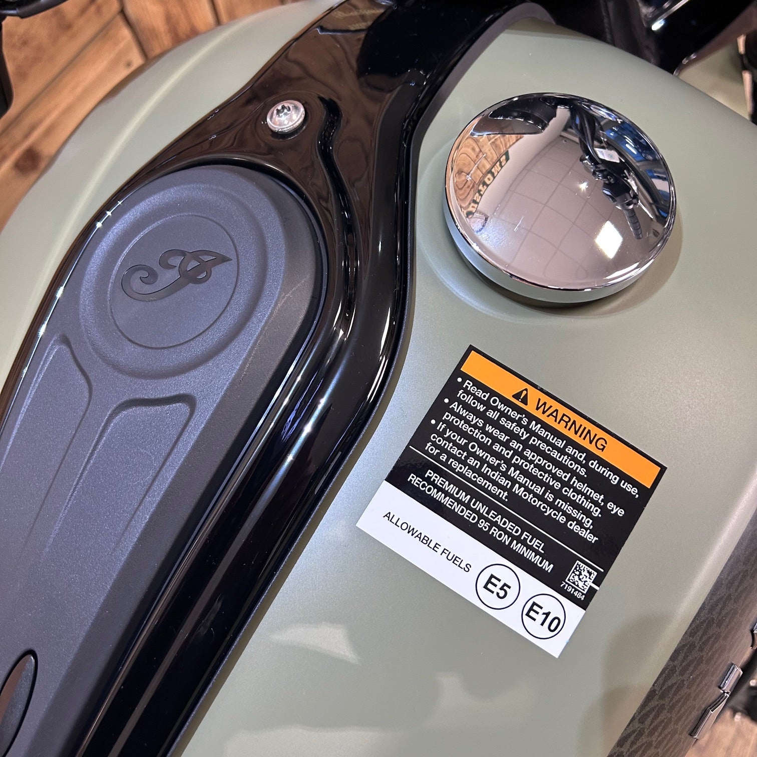 INDIAN SCOUT BOBBER LTD +TECH ’26 - MOSS GREEN SMOKE