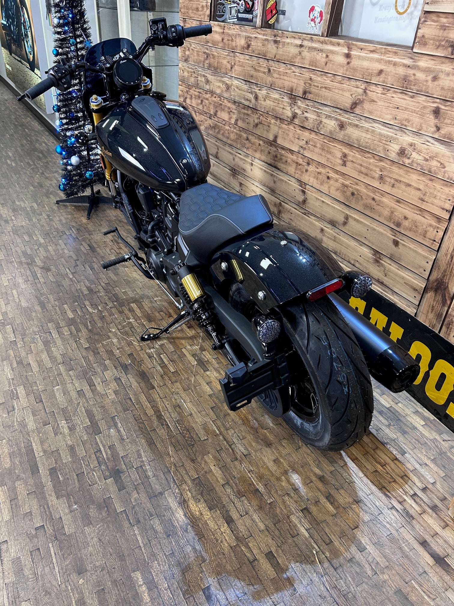 2026 INDIAN SCOUT 101 ’26 MODEL - CRYSTAL BLACK w/super graphite