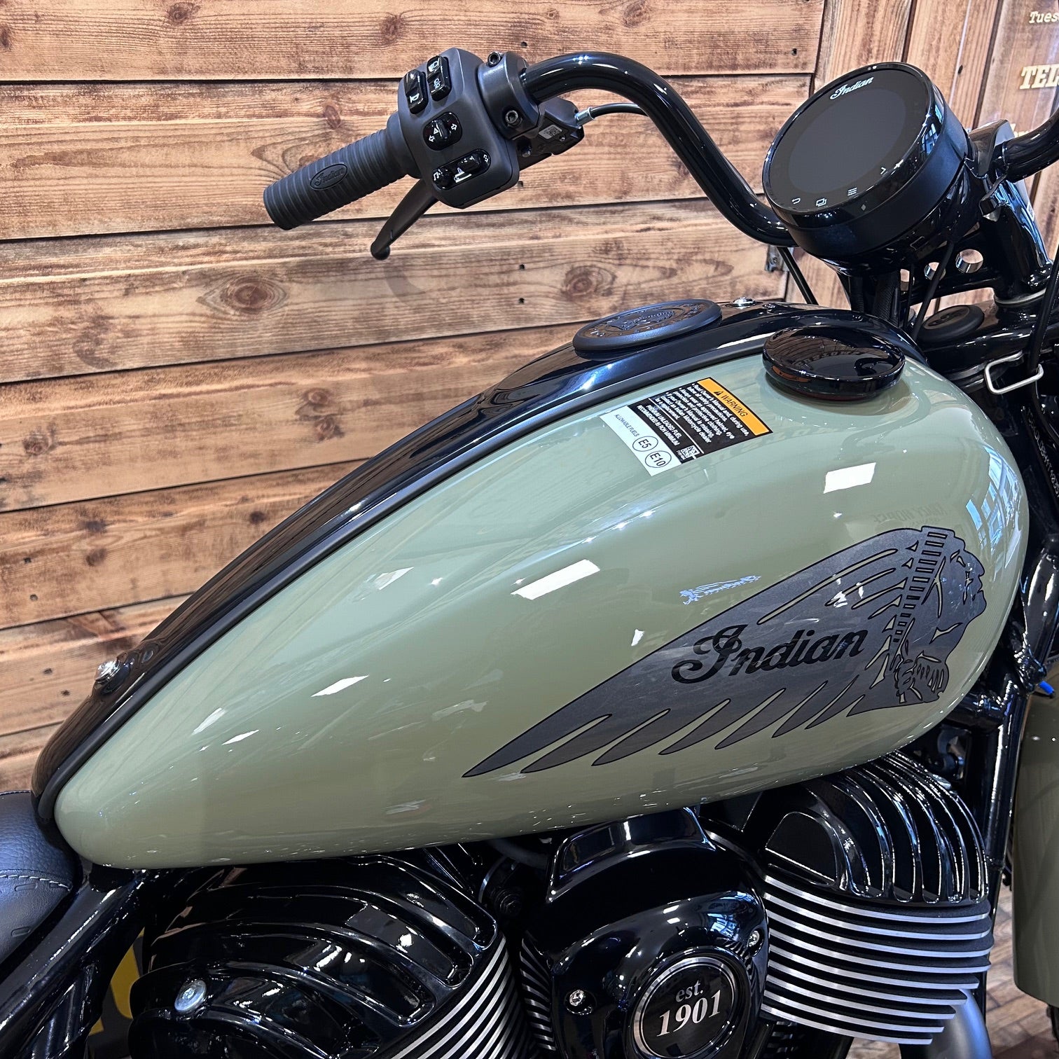 INDIAN CHIEF BOBBER DARKHORSE ’26 M/Y - MOSS GREEN