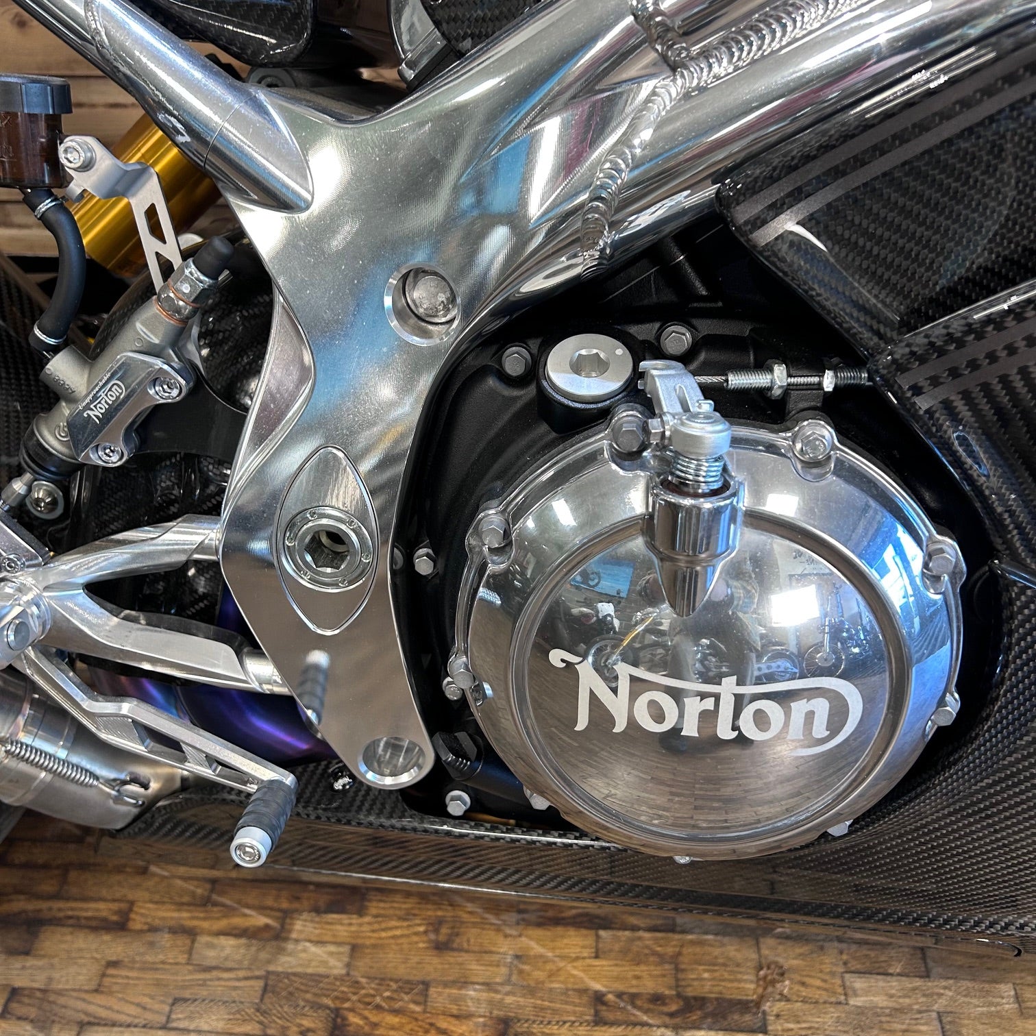 Norton V4sv Carbon  - Black Carbon