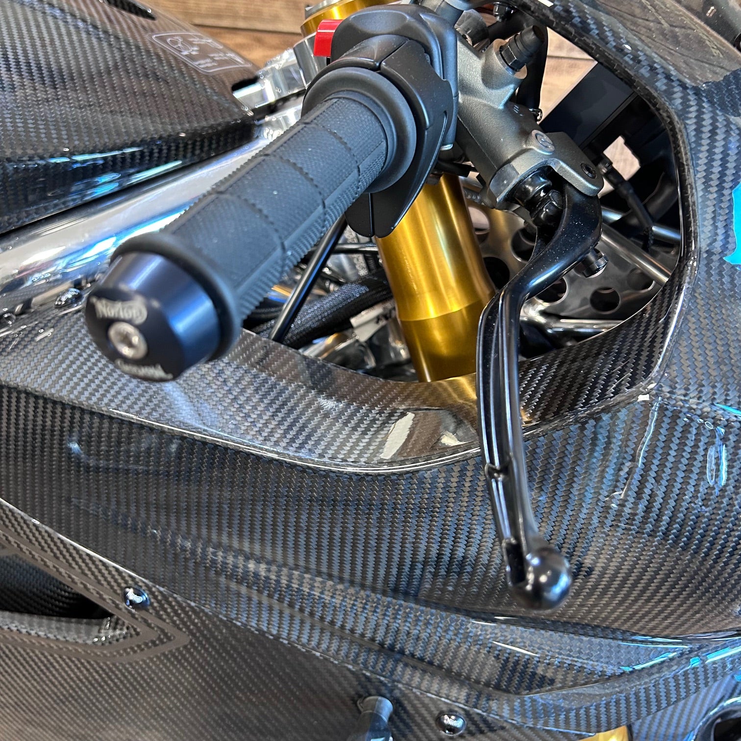 Norton V4sv Carbon  - Black Carbon