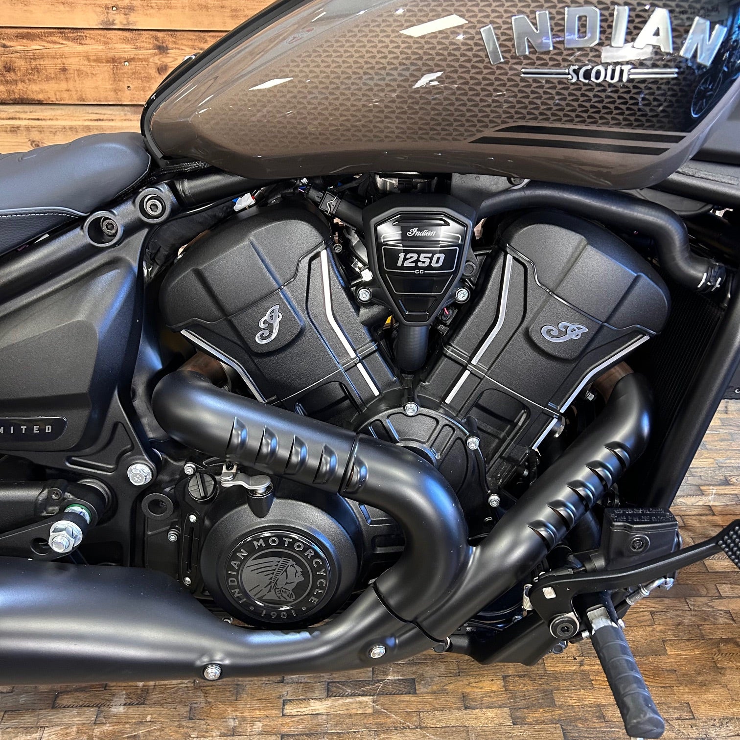 INDIAN SCOUT 25 MODEL Ltd + Tech - NARA BRONZE - PreLoved