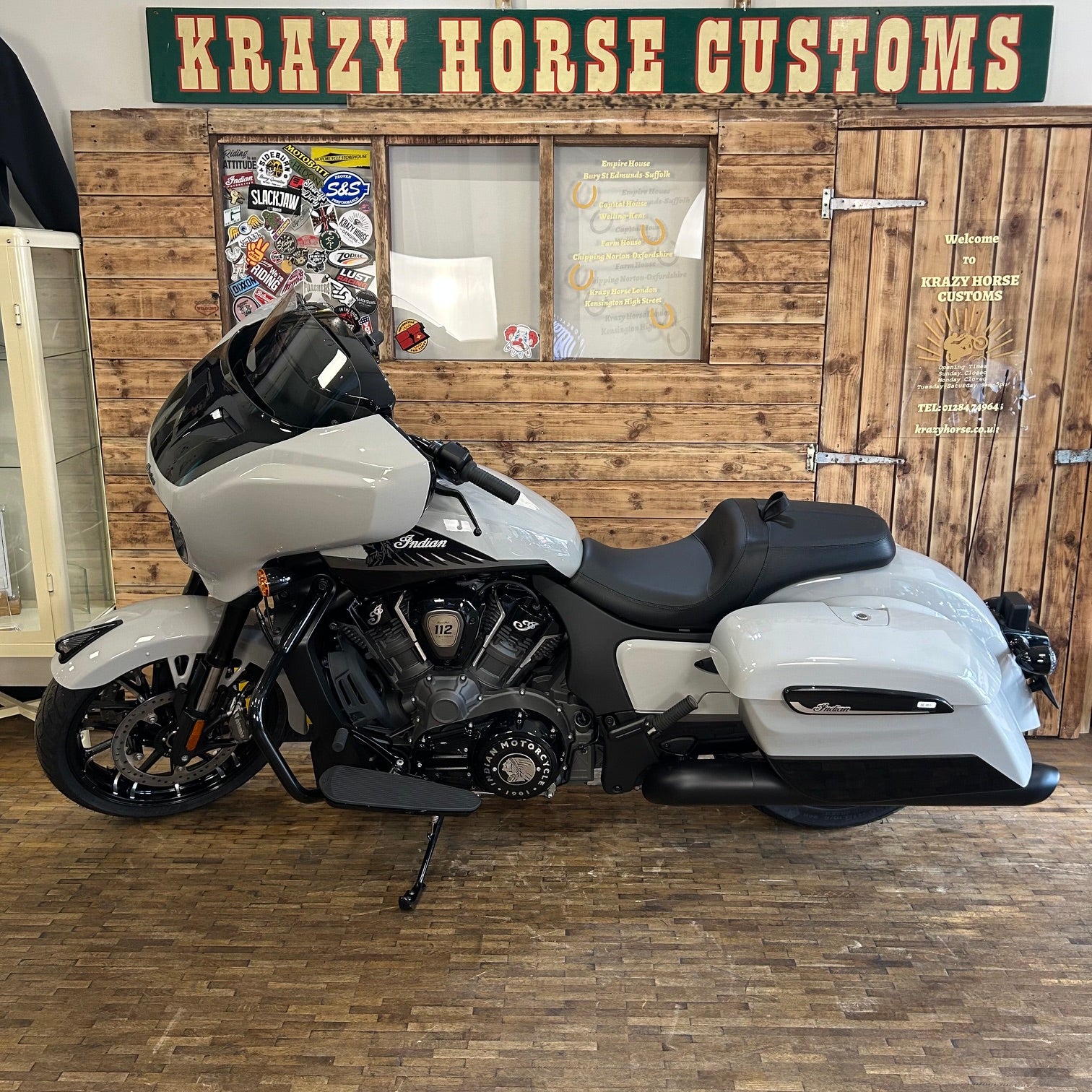 INDIAN CHIEFTAIN 2026 Power plus 112 - CHALK WITH BLACK METALLIC