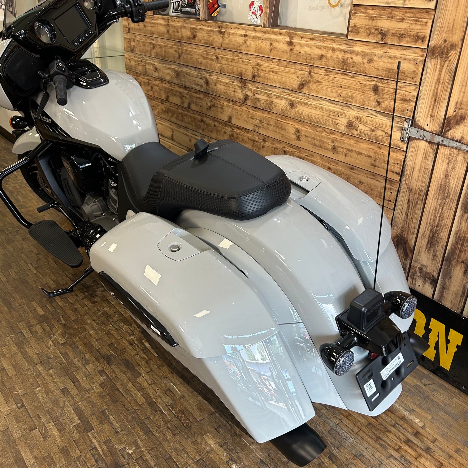 INDIAN CHIEFTAIN 2026 Power plus 112 - CHALK WITH BLACK METALLIC