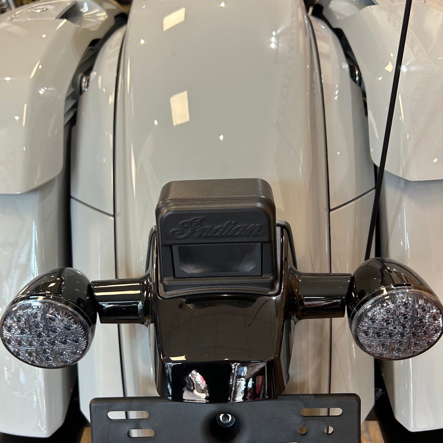 INDIAN CHIEFTAIN 2026 Power plus 112 - CHALK WITH BLACK METALLIC