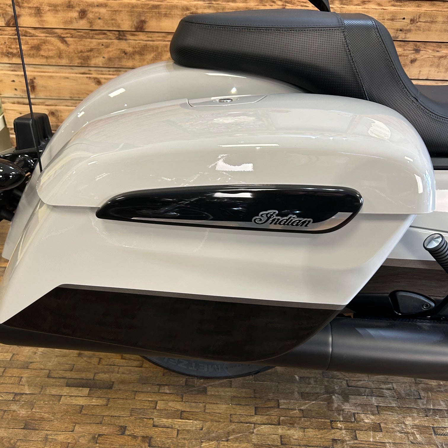 INDIAN CHIEFTAIN 2026 Power plus 112 - CHALK WITH BLACK METALLIC