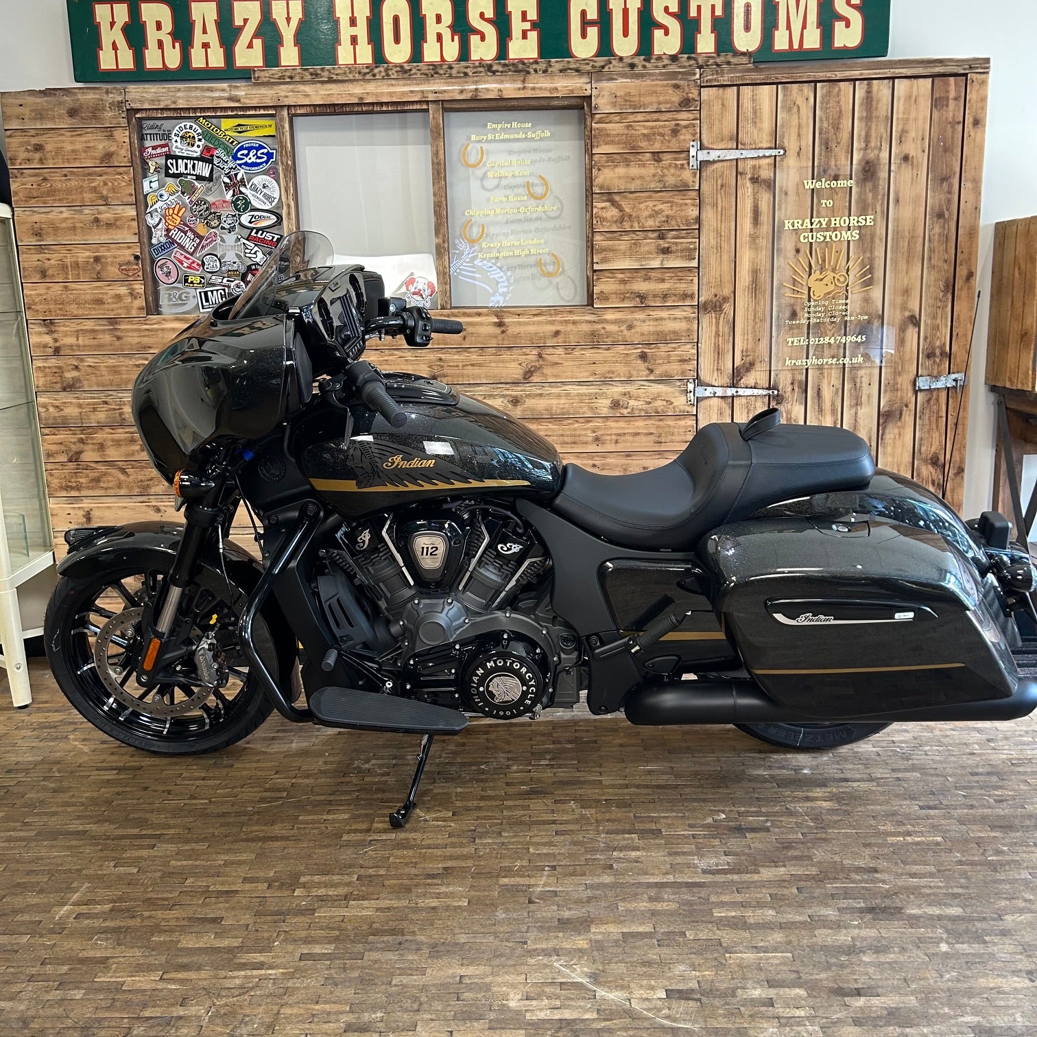 INDIAN CHIEFTAIN 2026 Power plus 112 - Black Crystal with Black Metallic and Championship Gold Accent