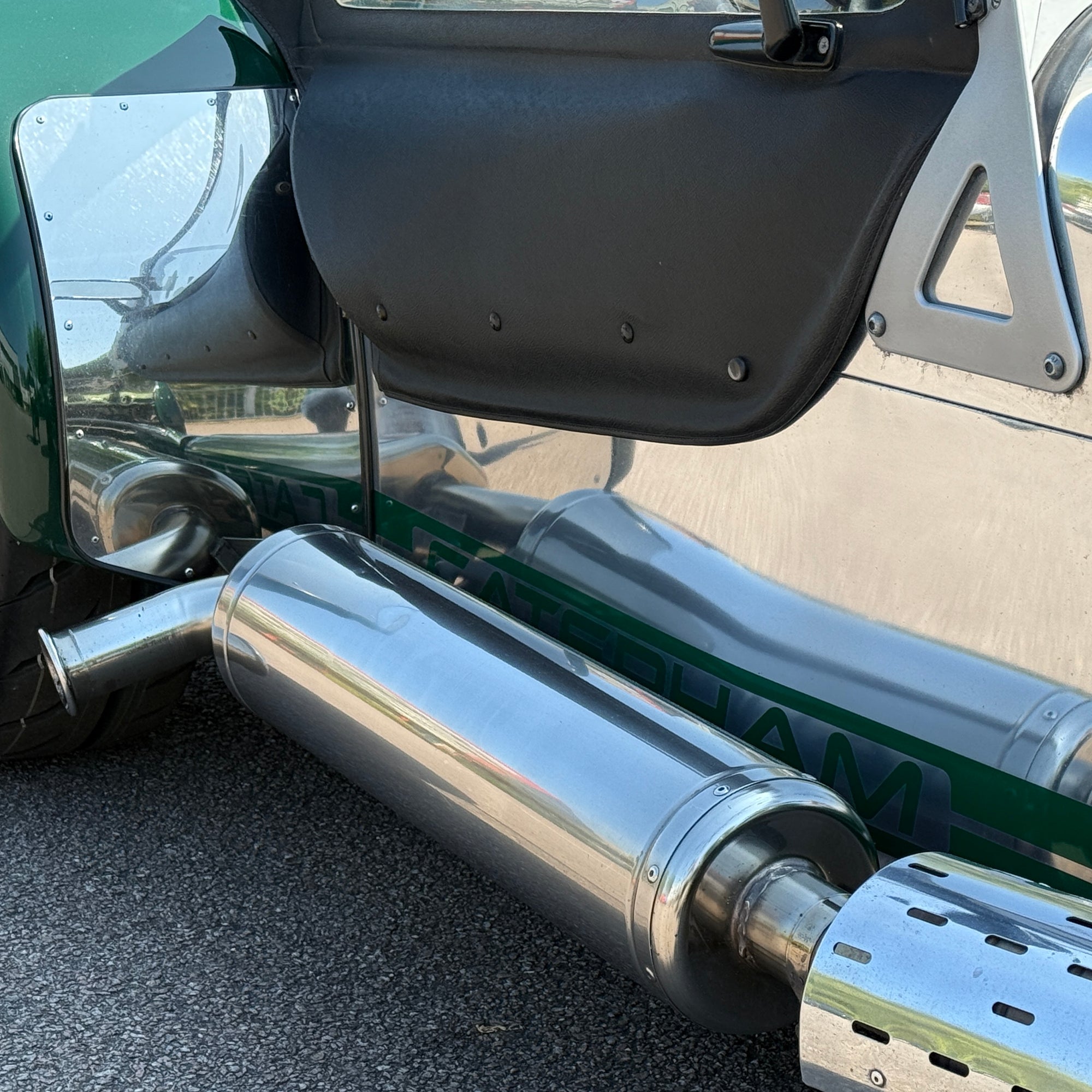 10/10 CATERHAM SEVEN ROADSPORT LARGE CHASSIS - GREEN ALUMINIUM WITH BLACK LEATHER