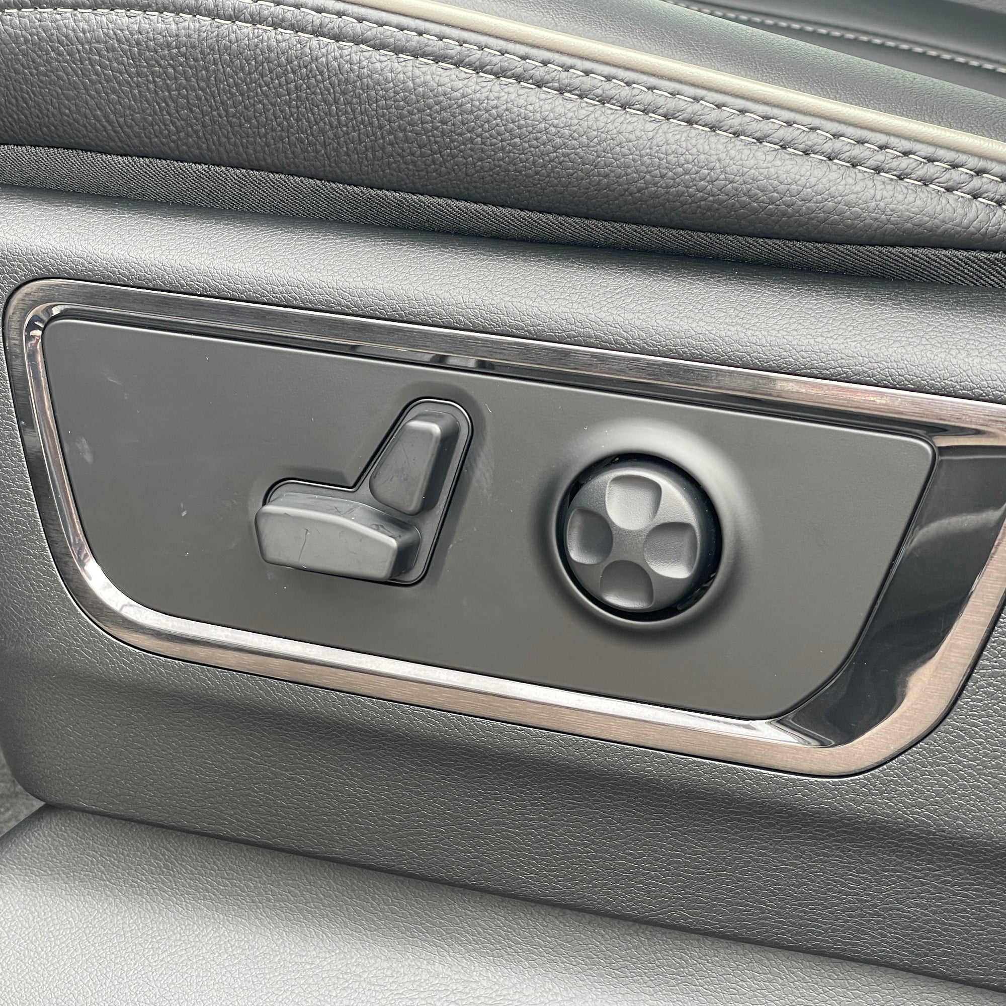 RAM 1500 LIMITED NIGHT CREW CAB inc. PRINS LPG - DIAMOND BLACK WITH BLACK