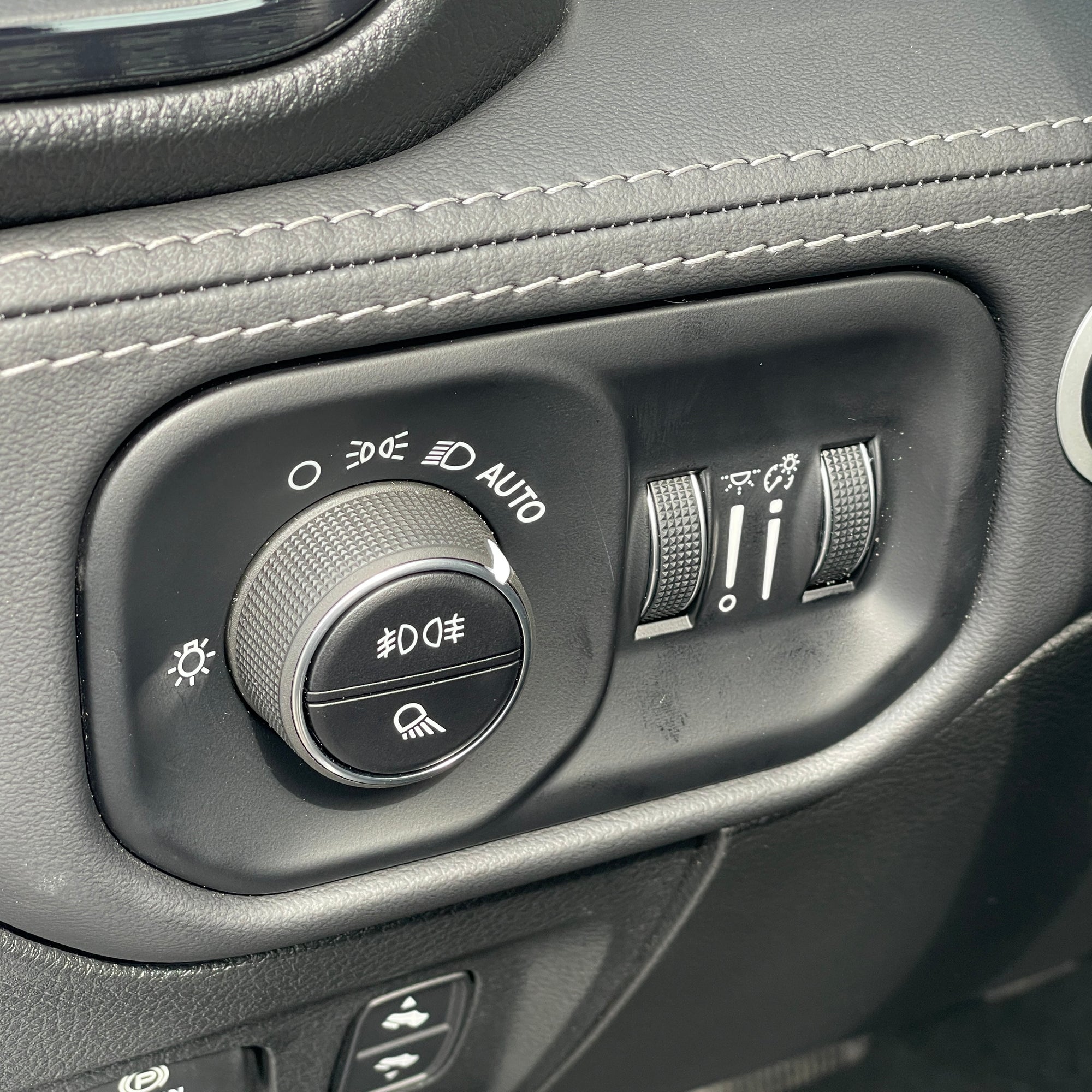 RAM 1500 LIMITED NIGHT CREW CAB inc. PRINS LPG - DIAMOND BLACK WITH BLACK