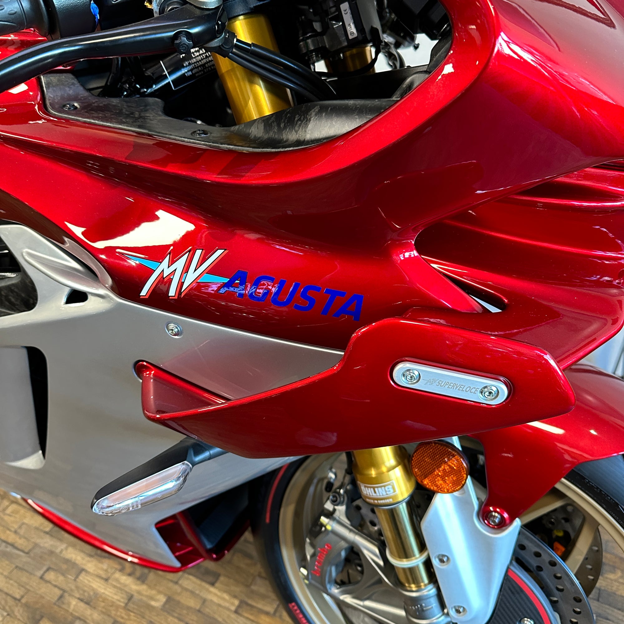 MV SUPERVELOCE 1000 SERIE ORO (132#500) - PEARL SHOCK RED