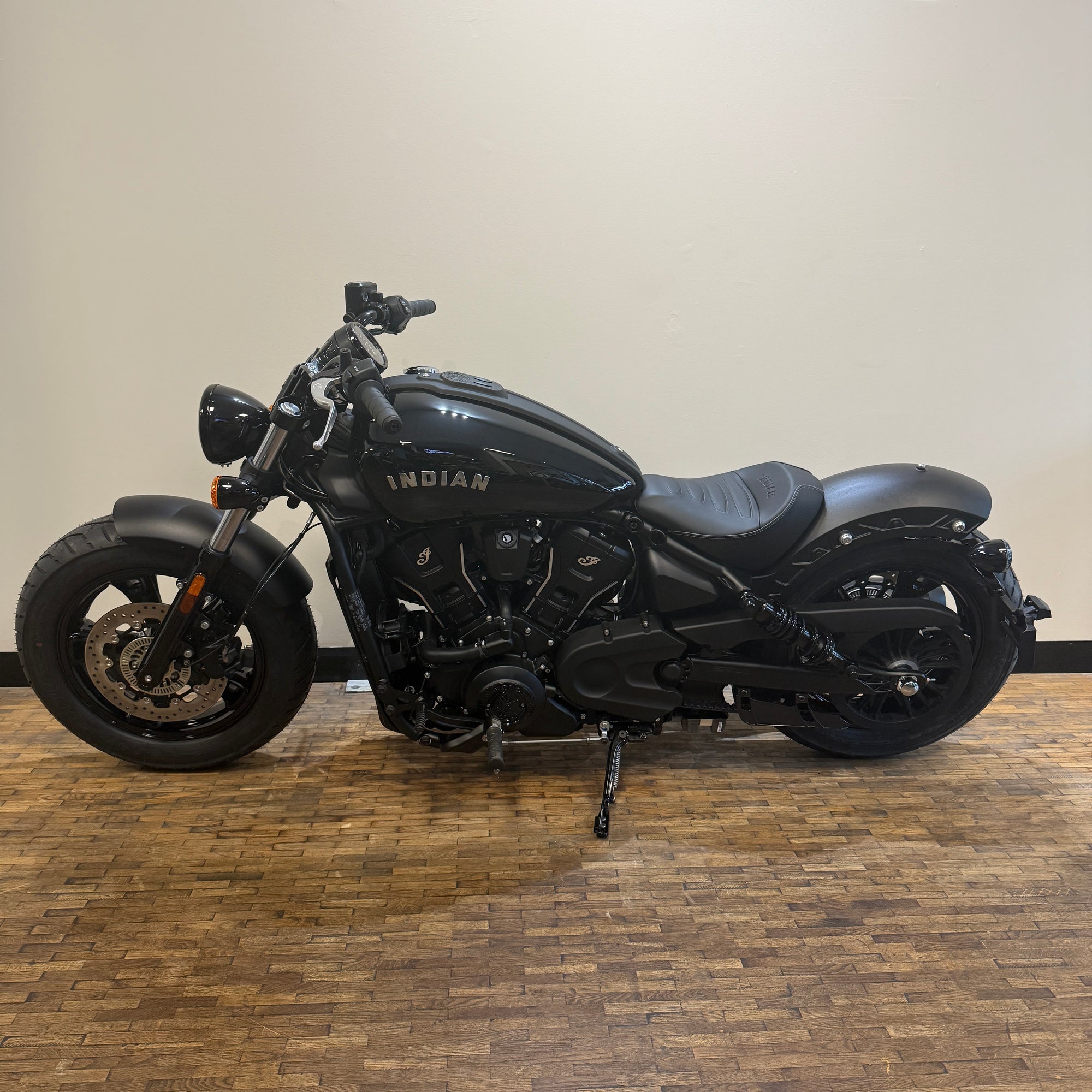 INDIAN SCOUT BOBBER 60 - BLACK METALLIC