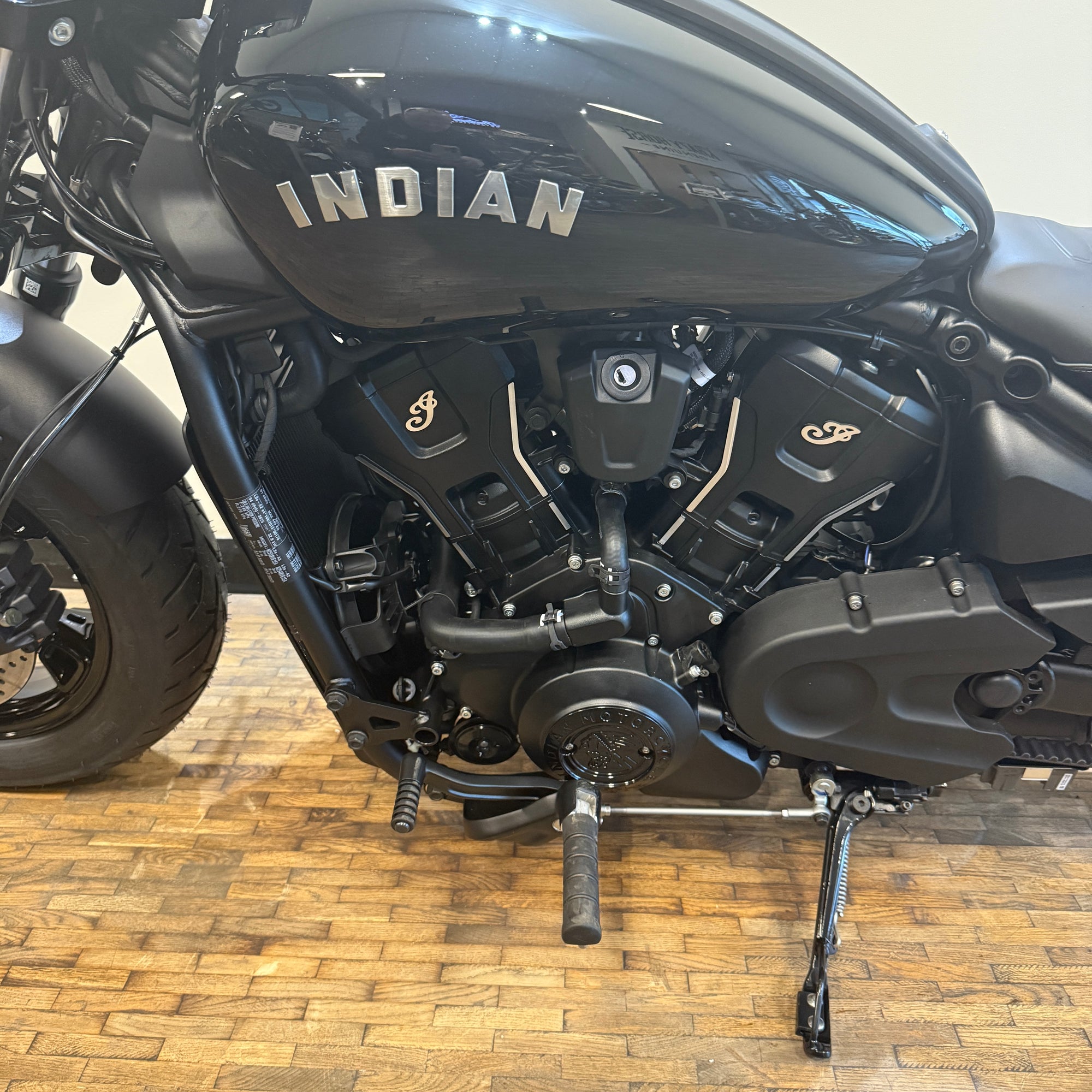 INDIAN SCOUT BOBBER 60 - BLACK METALLIC