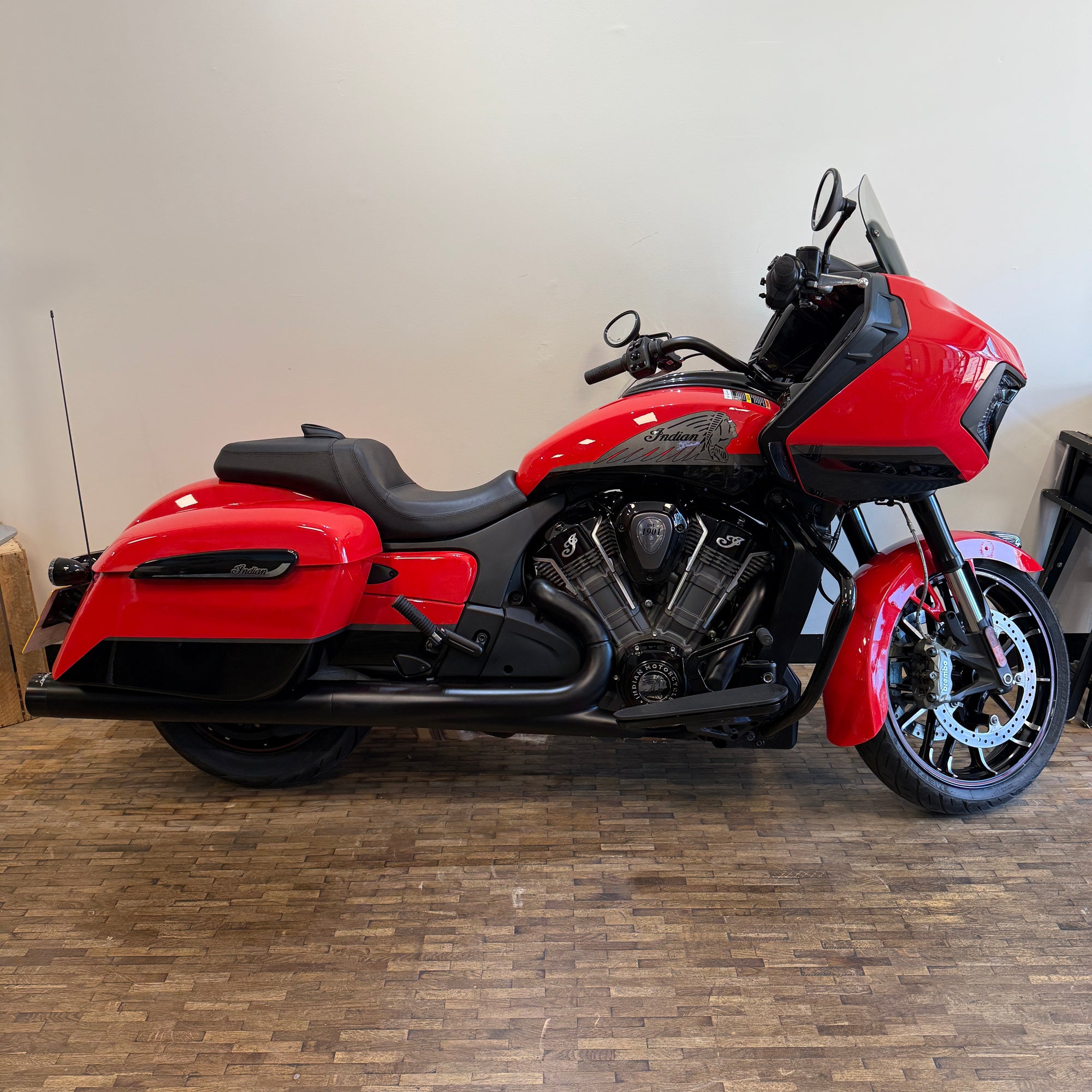 INDIAN CHALLENGER DARKHORSE - INDY RED WITH GRAPHICS - PreLoved