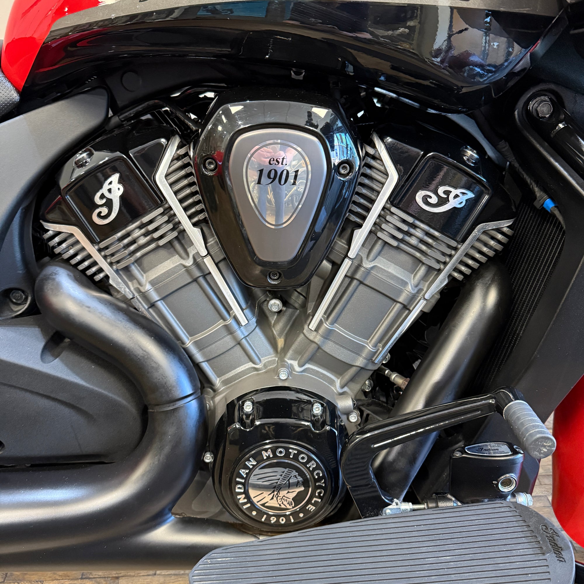 INDIAN CHALLENGER DARKHORSE - INDY RED WITH GRAPHICS - PreLoved