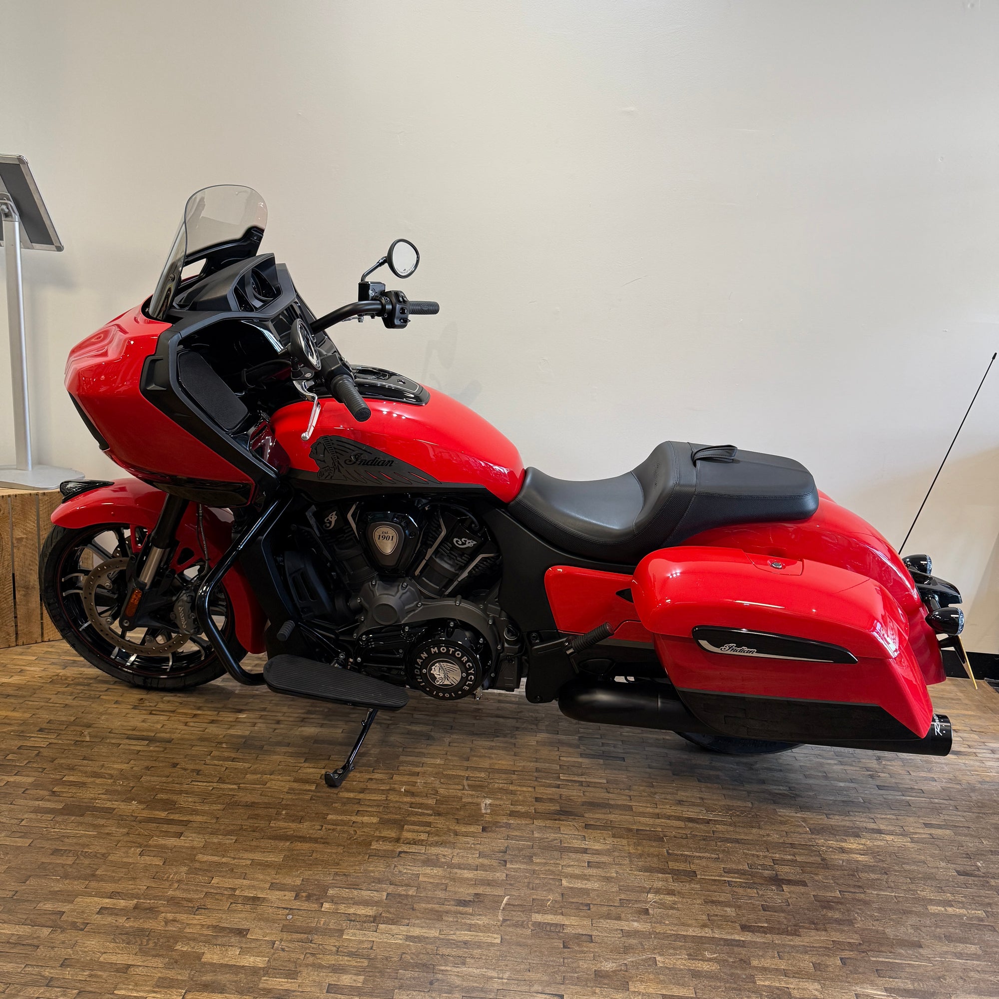 INDIAN CHALLENGER DARKHORSE - INDY RED WITH GRAPHICS - PreLoved