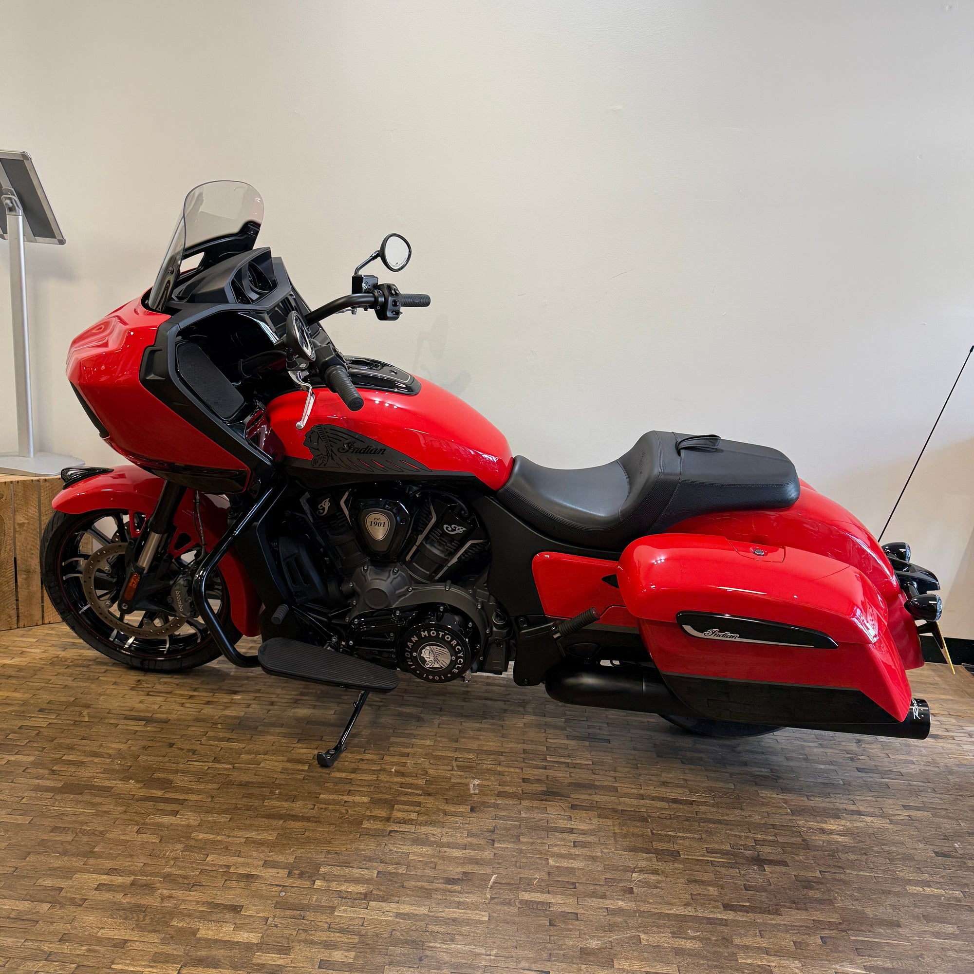 INDIAN CHALLENGER DARKHORSE - INDY RED WITH GRAPHICS - PreLoved